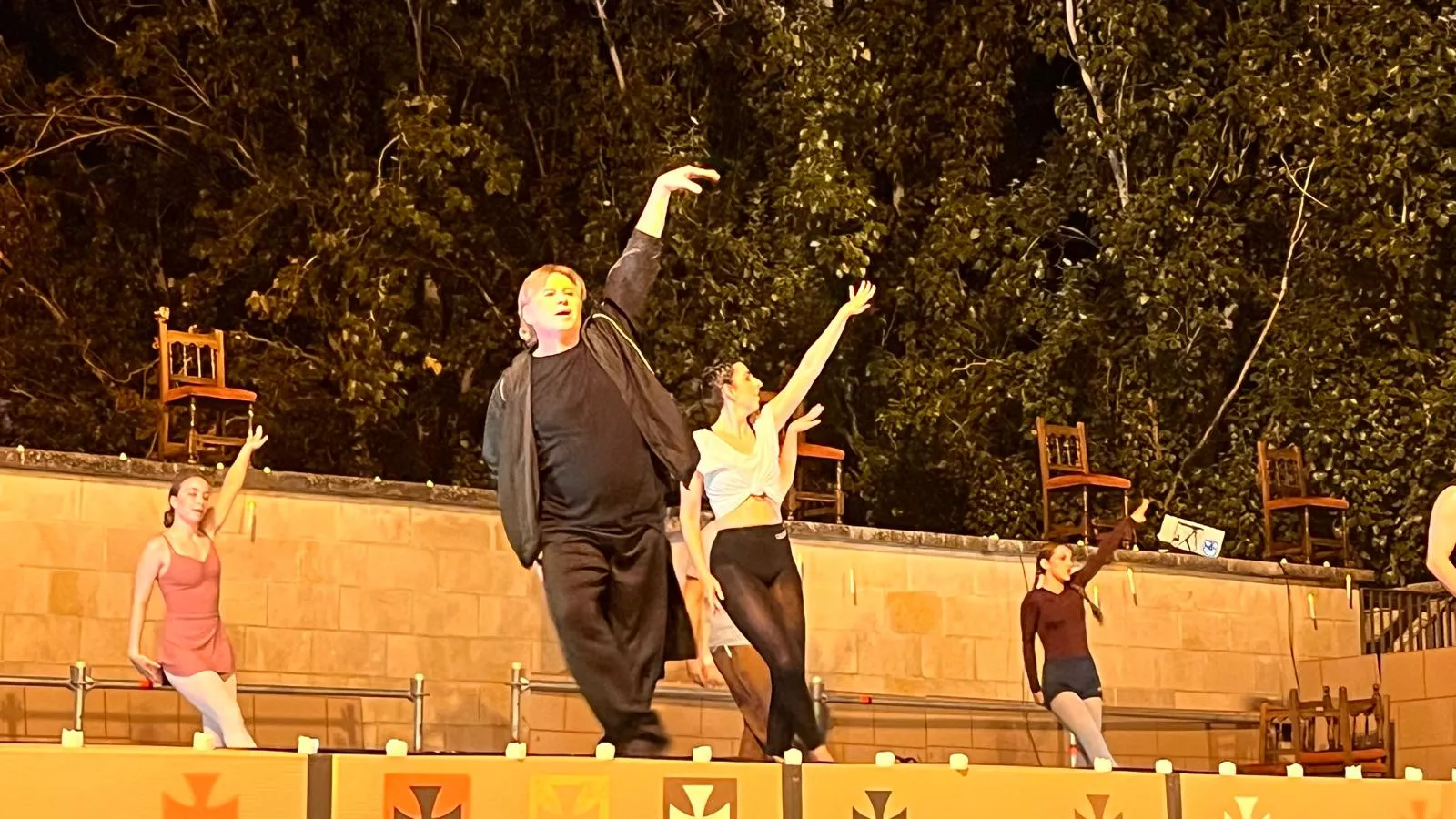 Actuación de Espacio Danza Hueca en la plaza General Alsina. Foto Mercedes Manterola