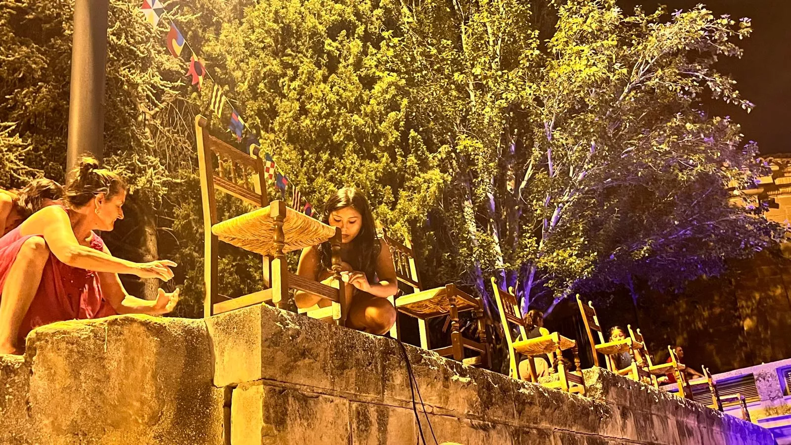 Actuación de Espacio Danza Hueca en la plaza General Alsina. Foto Mercedes Manterola