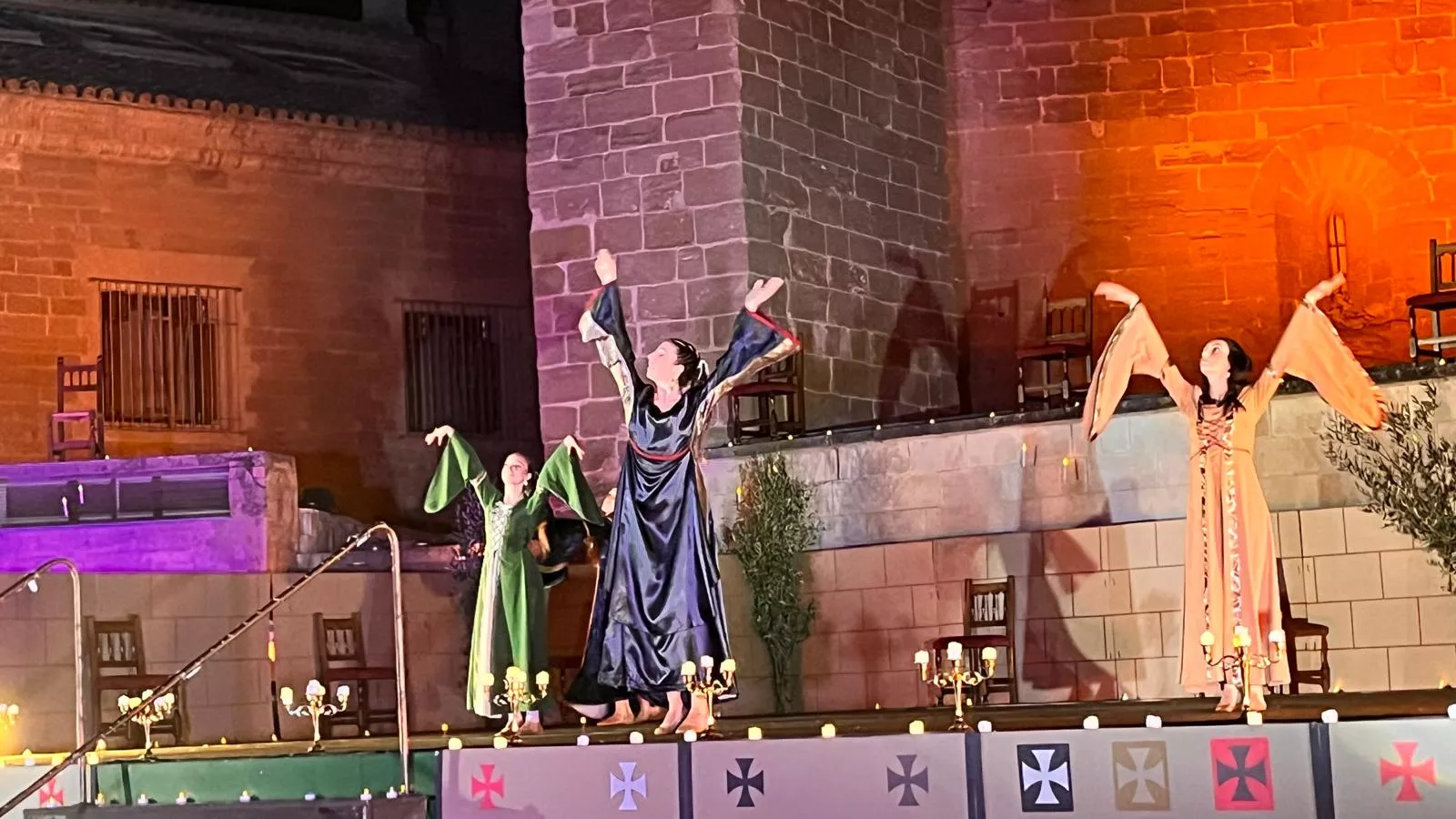 Actuación de Espacio Danza Hueca en la plaza General Alsina. Foto Mercedes Manterola