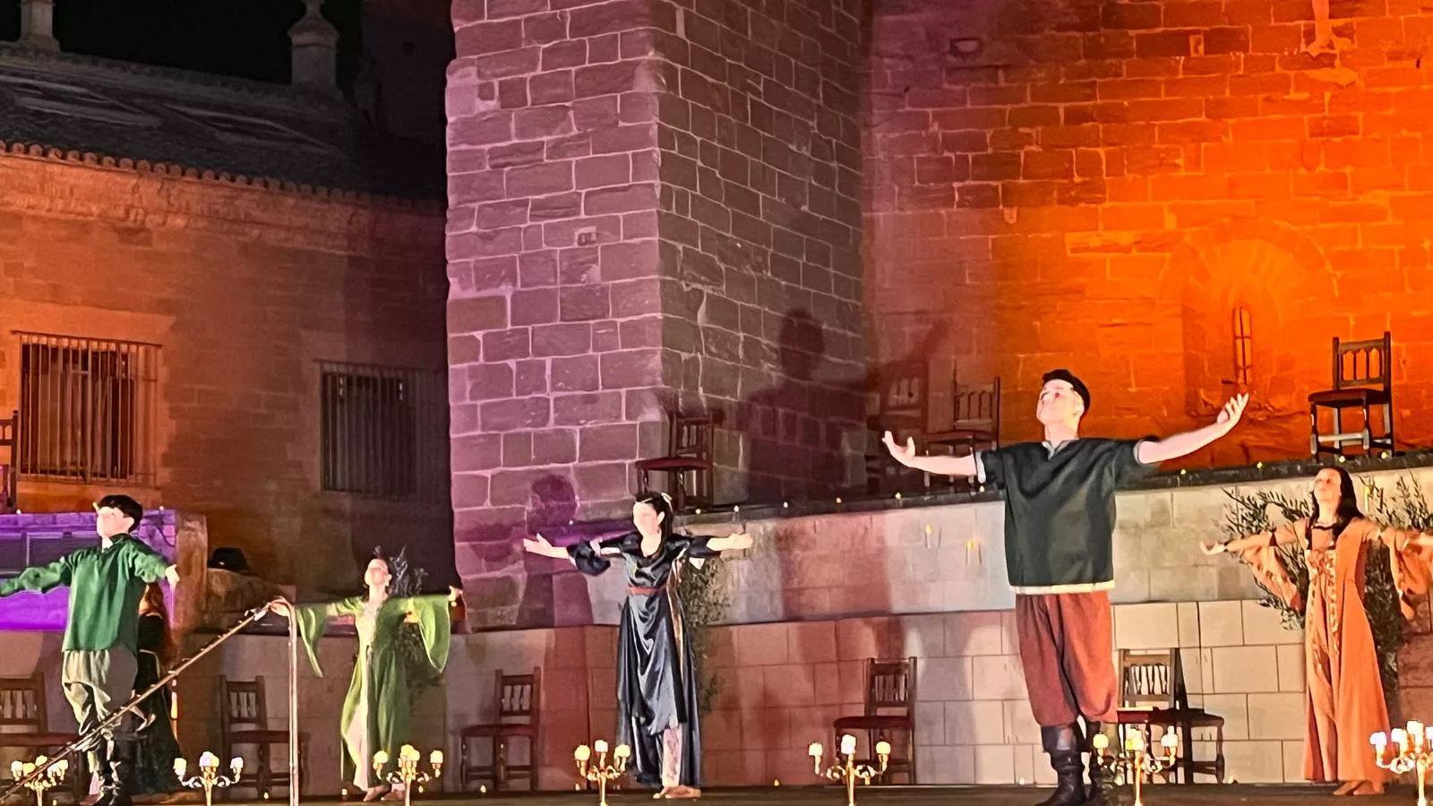 Actuación de Espacio Danza Hueca en la plaza General Alsina. Foto Mercedes Manterola