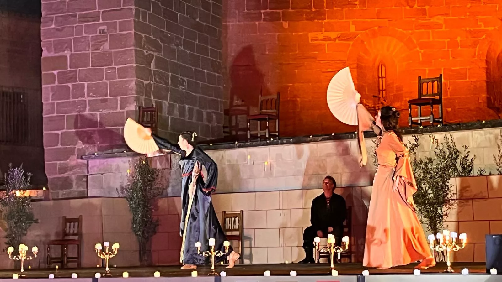 Actuación de Espacio Danza Hueca en la plaza General Alsina. Foto Mercedes Manterola