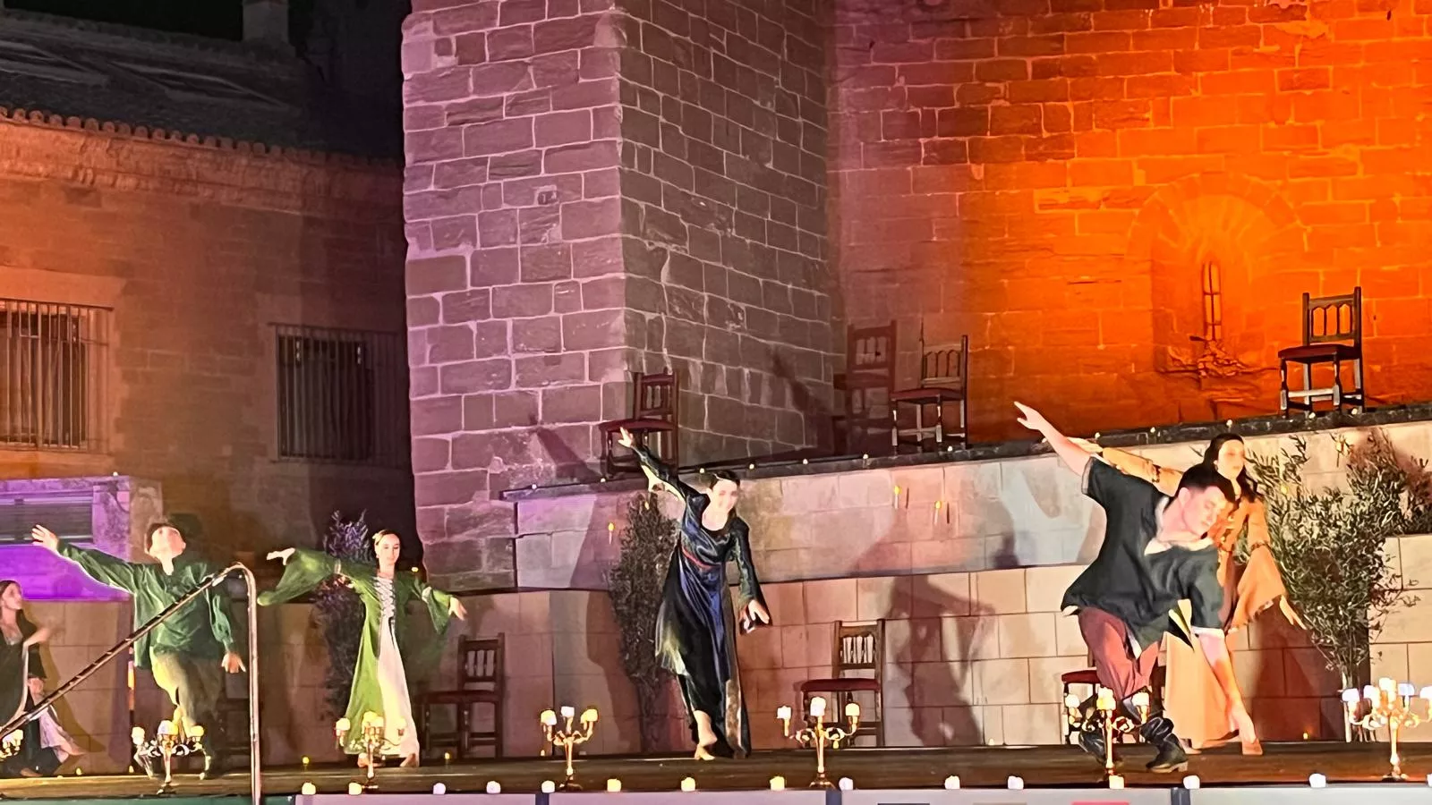 Actuación de Espacio Danza Hueca en la plaza General Alsina. Foto Mercedes Manterola