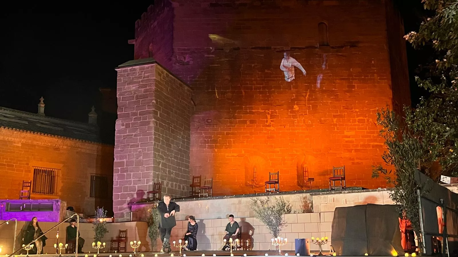 Actuación de Espacio Danza Hueca en la plaza General Alsina. Foto Mercedes Manterola