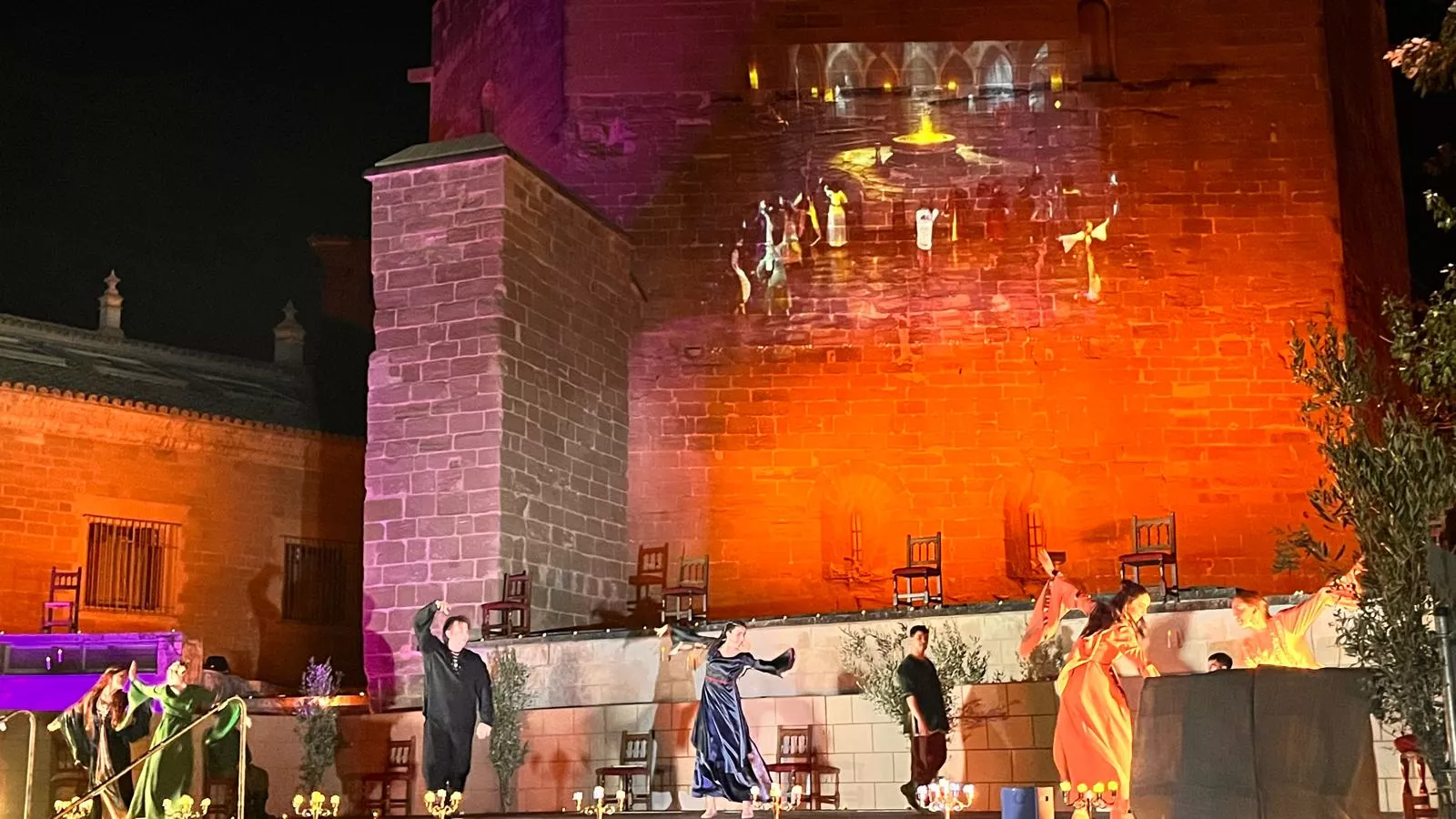 Actuación de Espacio Danza Hueca en la plaza General Alsina. Foto Mercedes Manterola