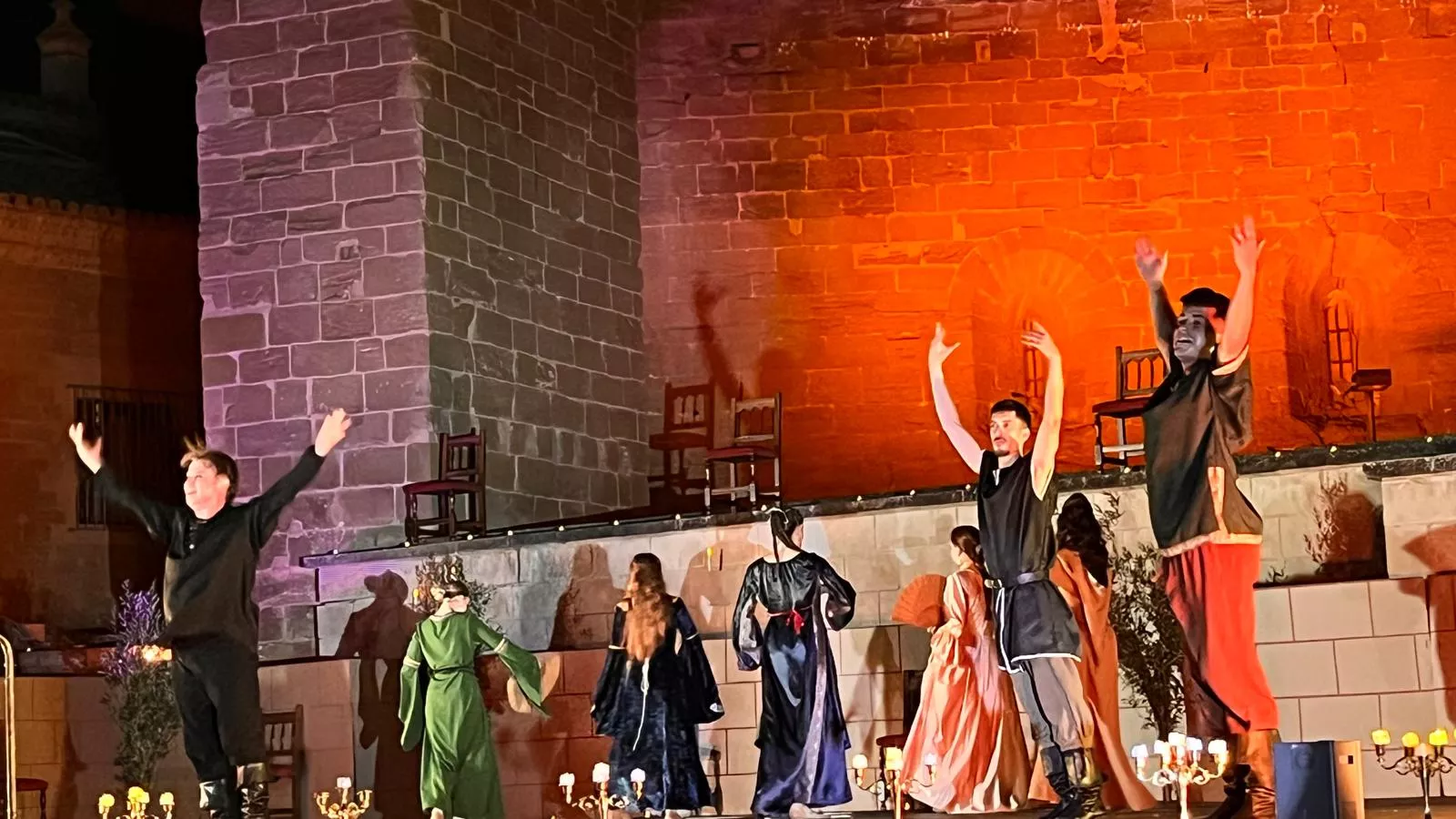 Actuación de Espacio Danza Hueca en la plaza General Alsina. Foto Mercedes Manterola