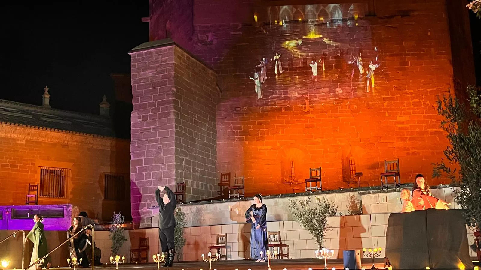 Actuación de Espacio Danza Hueca en la plaza General Alsina. Foto Mercedes Manterola