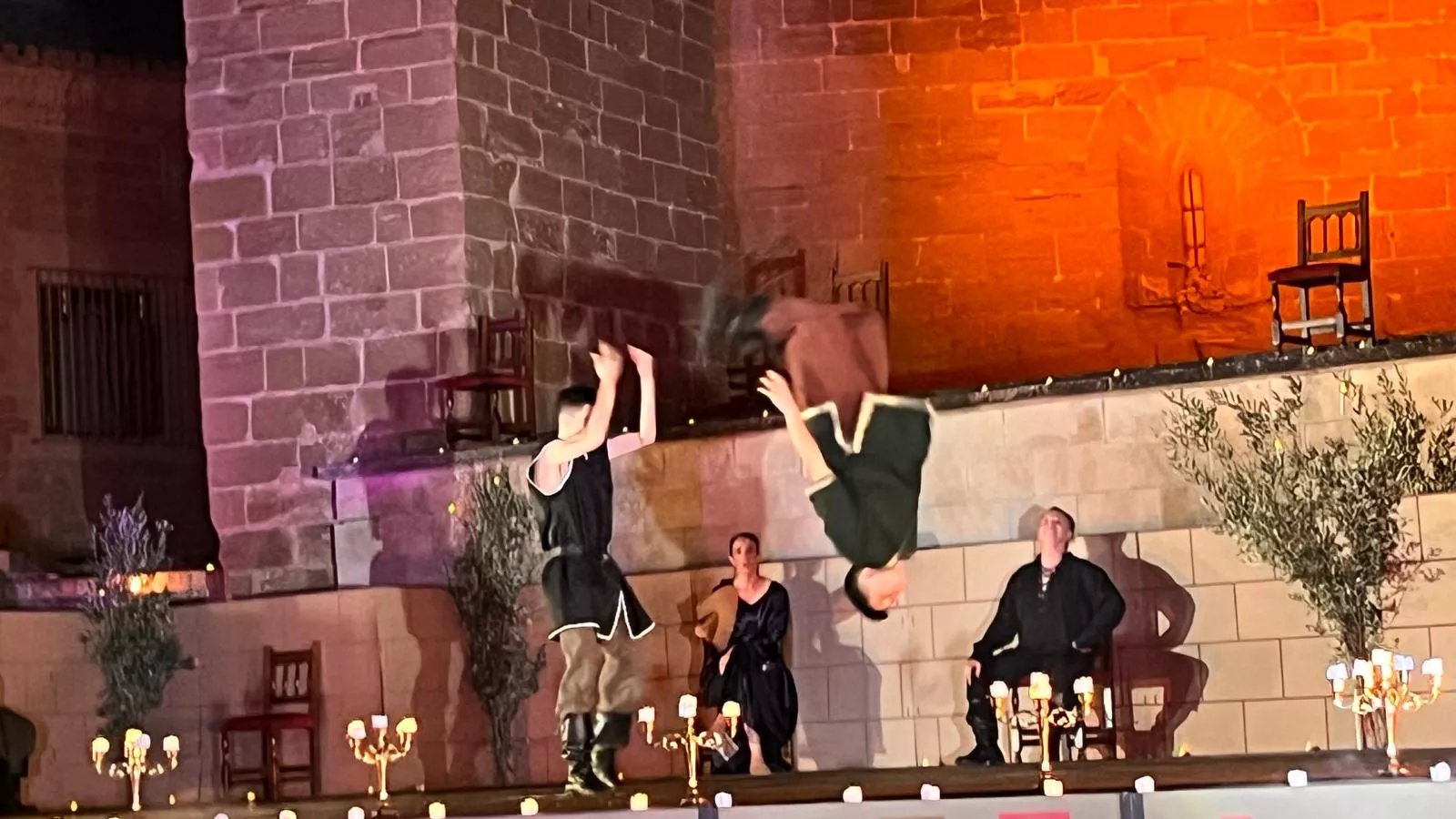 Actuación de Espacio Danza Hueca en la plaza General Alsina. Foto Mercedes Manterola