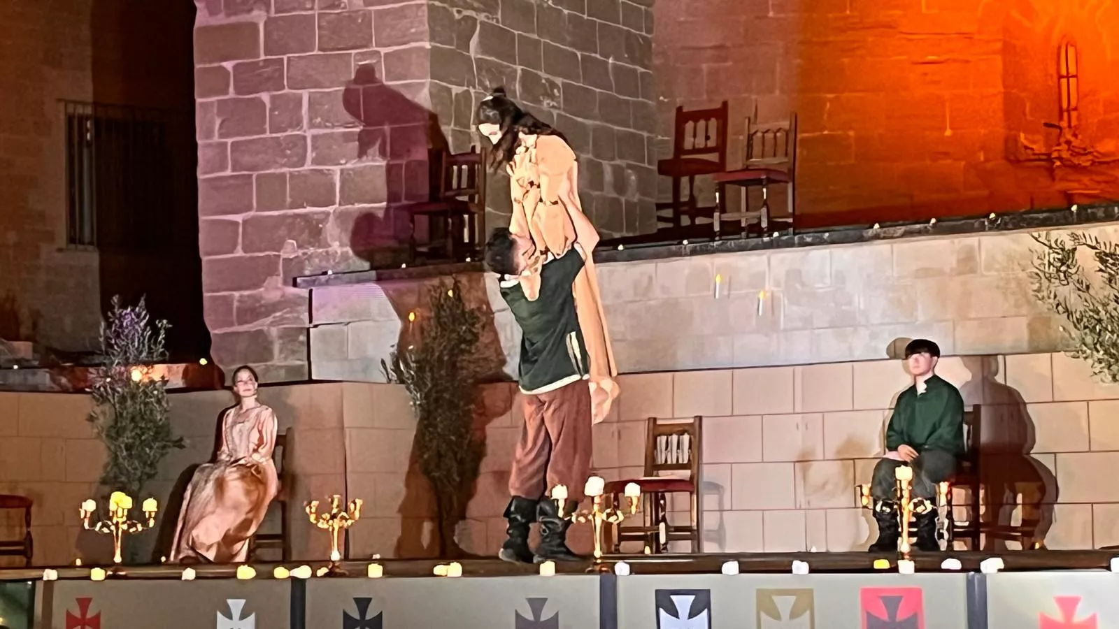 Actuación de Espacio Danza Hueca en la plaza General Alsina. Foto Mercedes Manterola