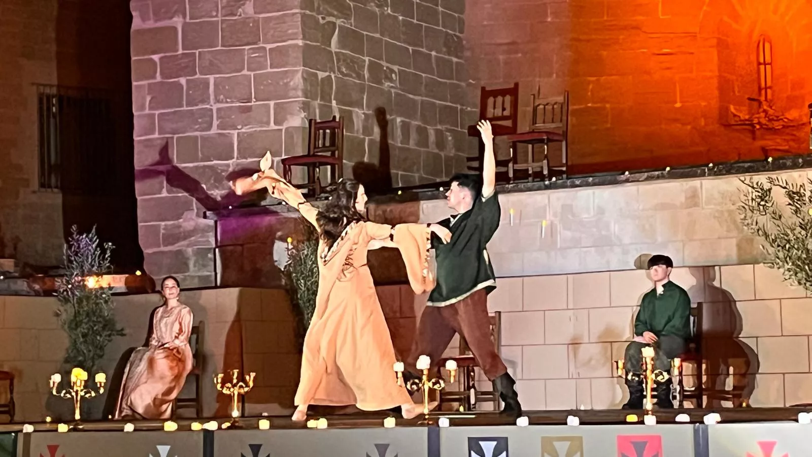 Actuación de Espacio Danza Hueca en la plaza General Alsina. Foto Mercedes Manterola