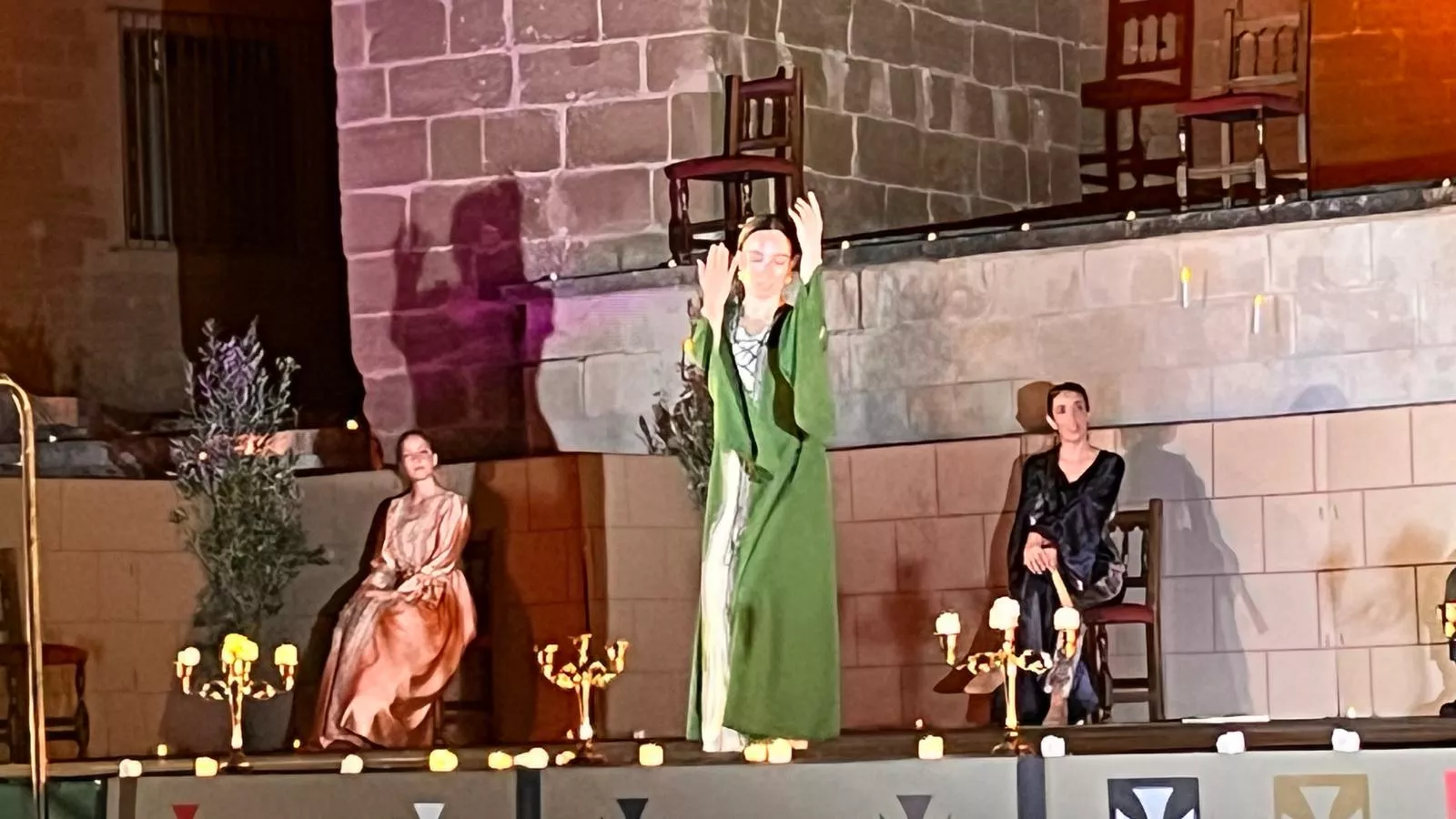 Actuación de Espacio Danza Hueca en la plaza General Alsina. Foto Mercedes Manterola