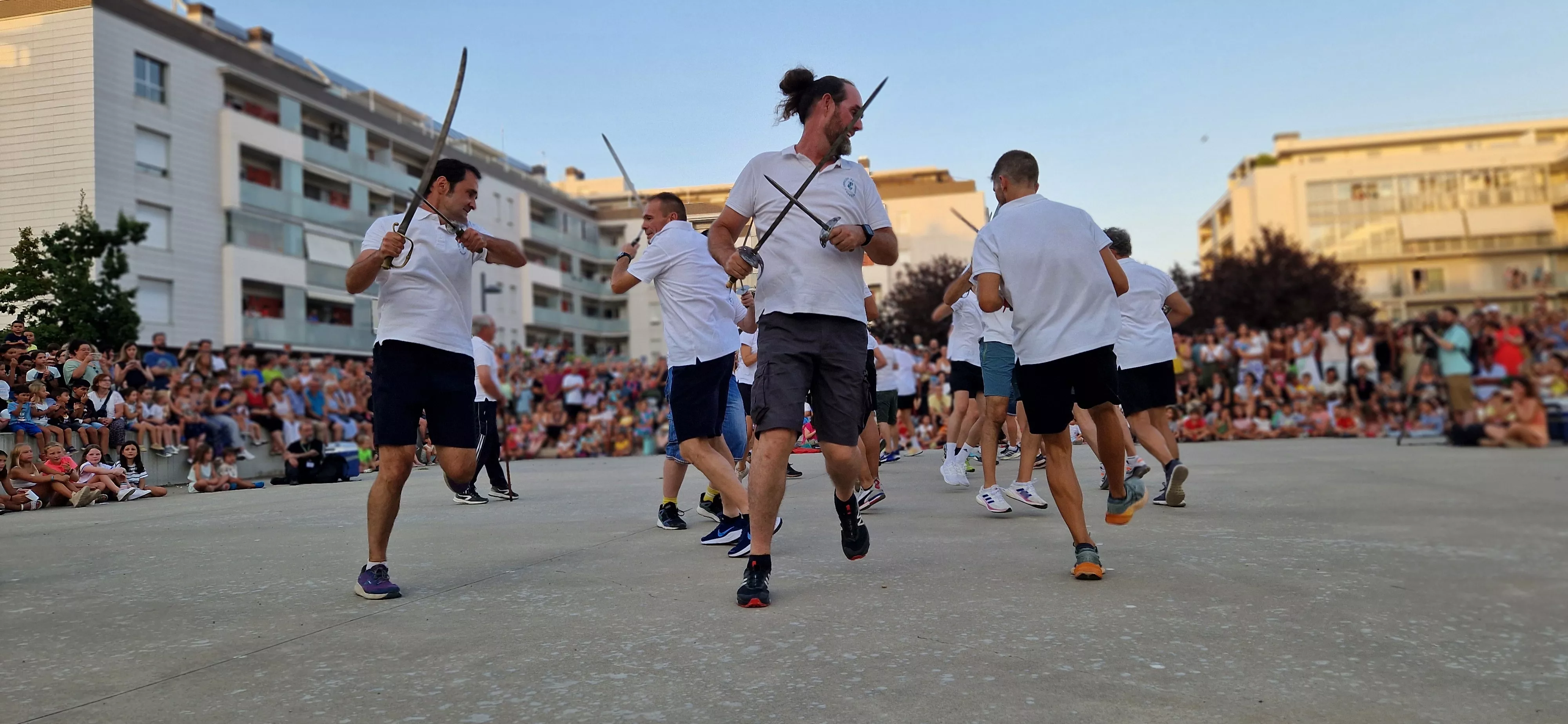 Baile de las espadas. Foto Myriam Martínez Baile de las espadas. Foto Myriam Martínez