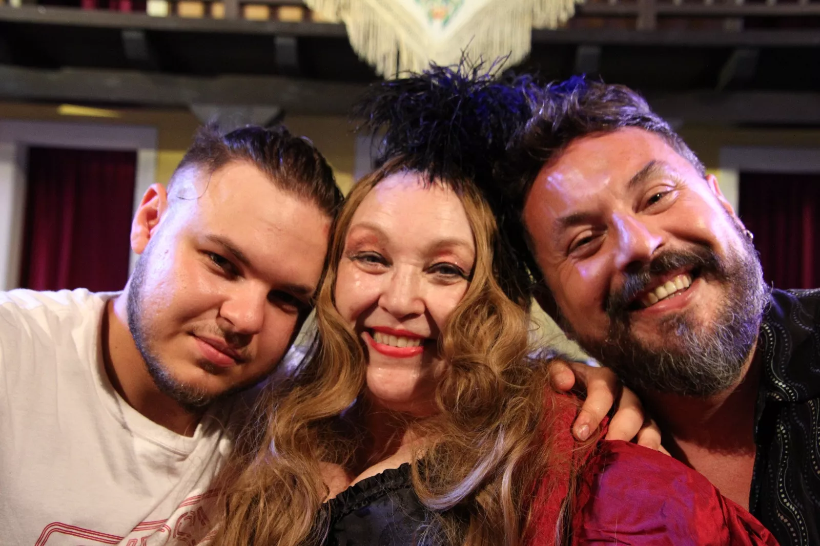 Actuación de Estrella Blanco, María Petri y Víctor Huedo en Robres. Foto Carlos Neofato