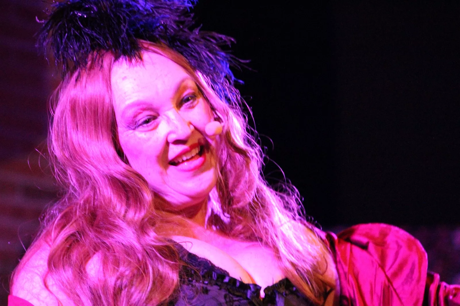 Actuación de Estrella Blanco, María Petri y Víctor Huedo en Robres. Foto Carlos Neofato