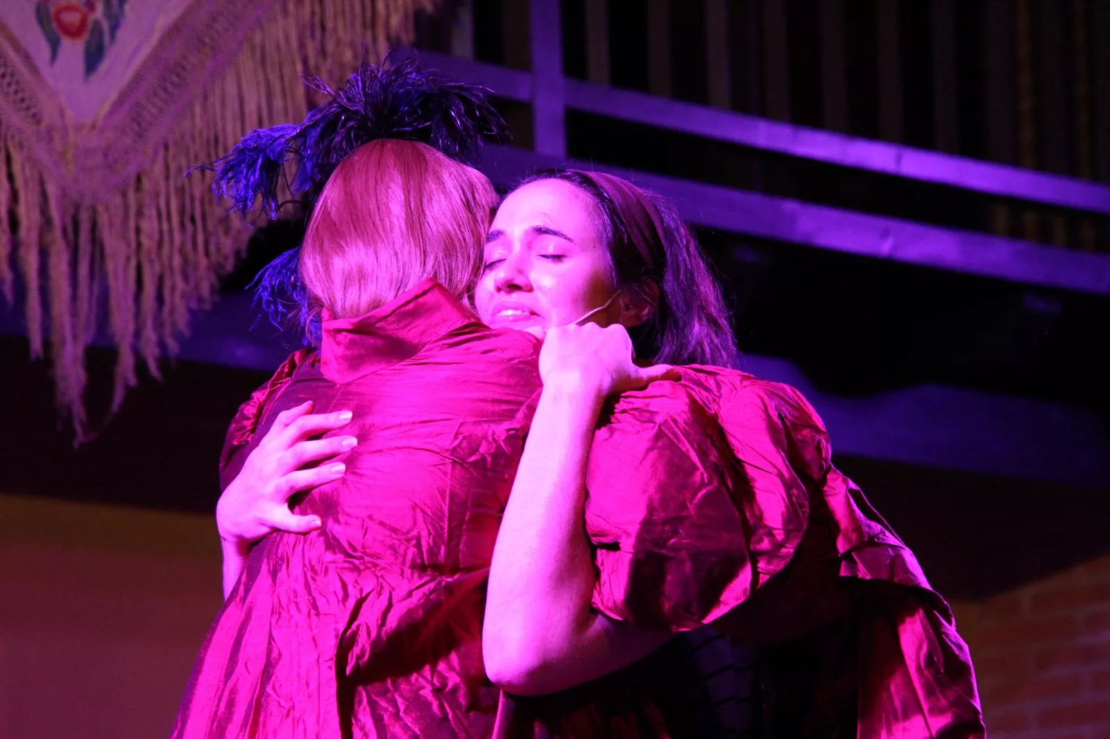 Actuación de Estrella Blanco, María Petri y Víctor Huedo en Robres. Foto Carlos Neofato
