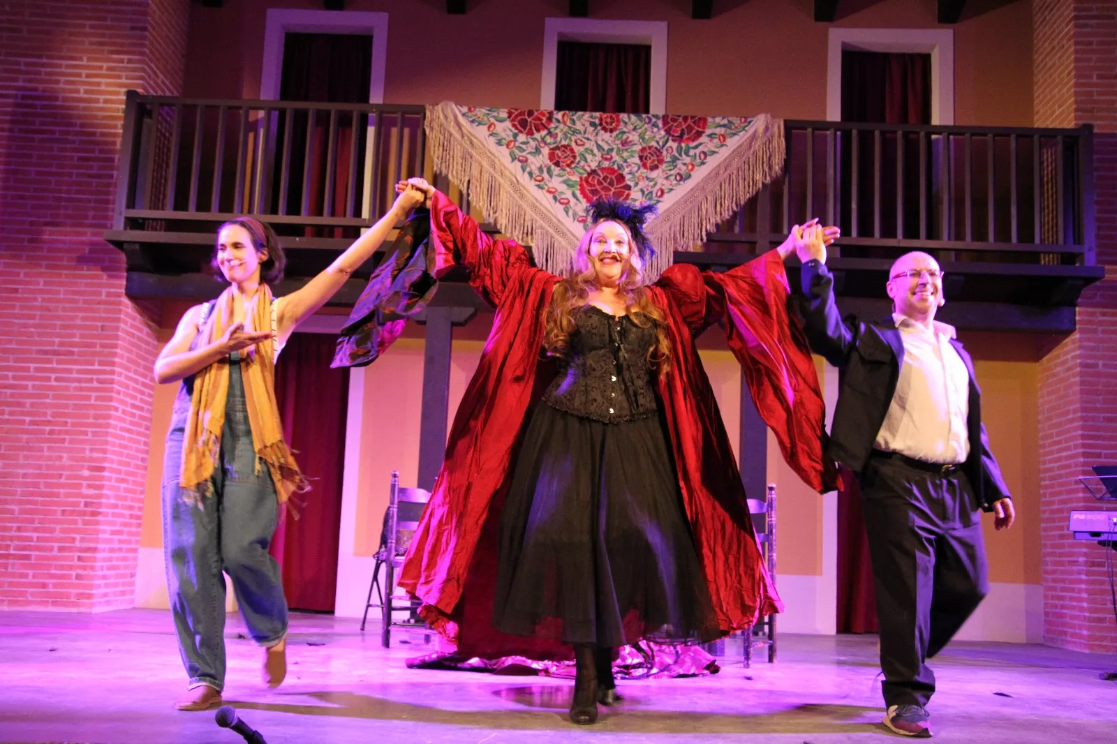 Actuación de Estrella Blanco, María Petri y Víctor Huedo en Robres. Foto Carlos Neofato