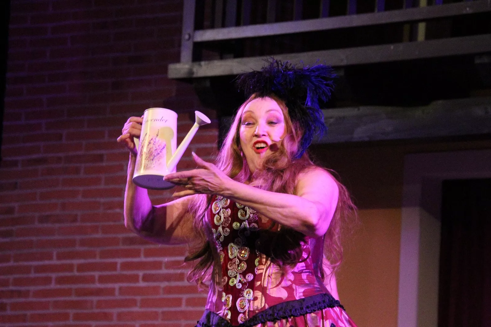 Actuación de Estrella Blanco, María Petri y Víctor Huedo en Robres. Foto Carlos Neofato