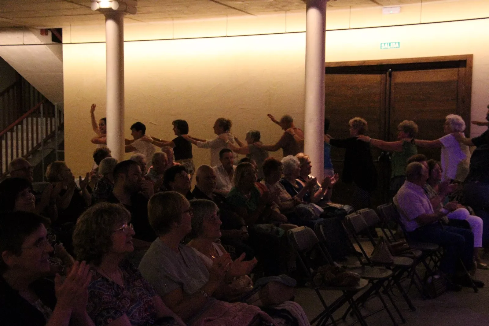 Actuación de Estrella Blanco, María Petri y Víctor Huedo en Robres. Foto Carlos Neofato