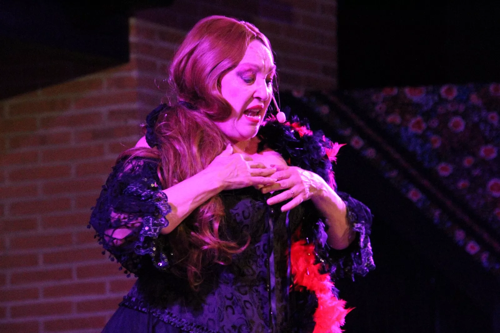 Actuación de Estrella Blanco, María Petri y Víctor Huedo en Robres. Foto Carlos Neofato