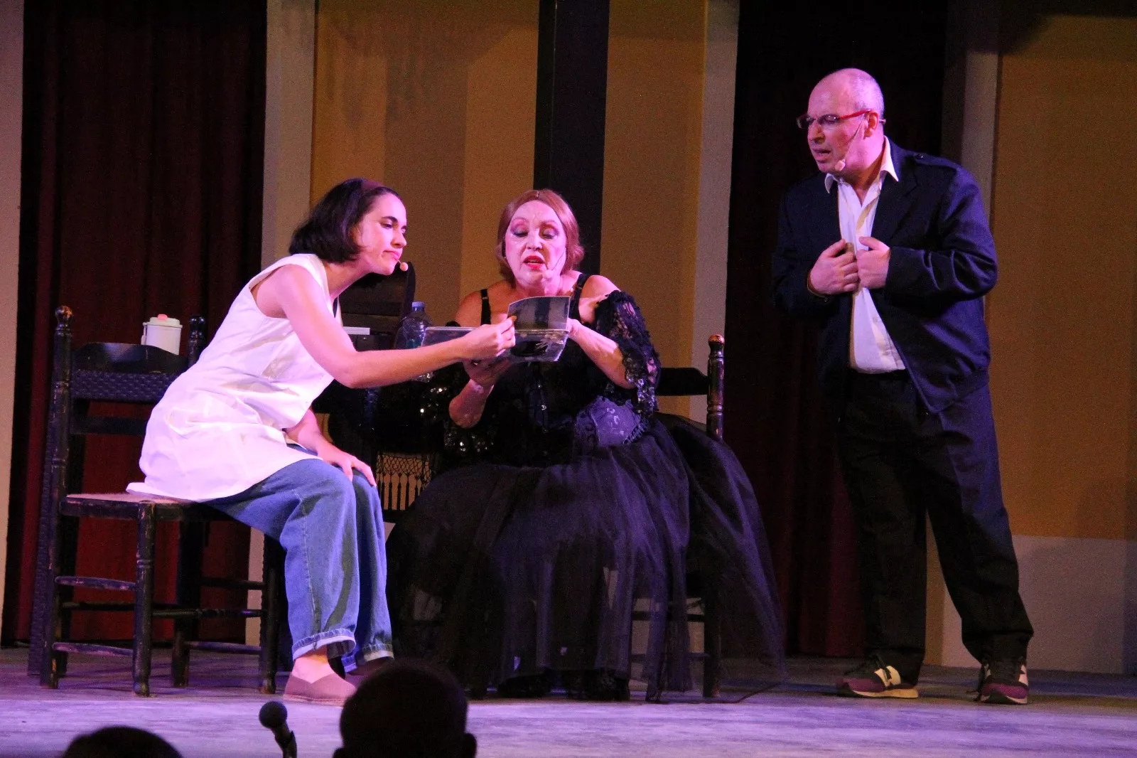 Actuación de Estrella Blanco, María Petri y Víctor Huedo en Robres. Foto Carlos Neofato