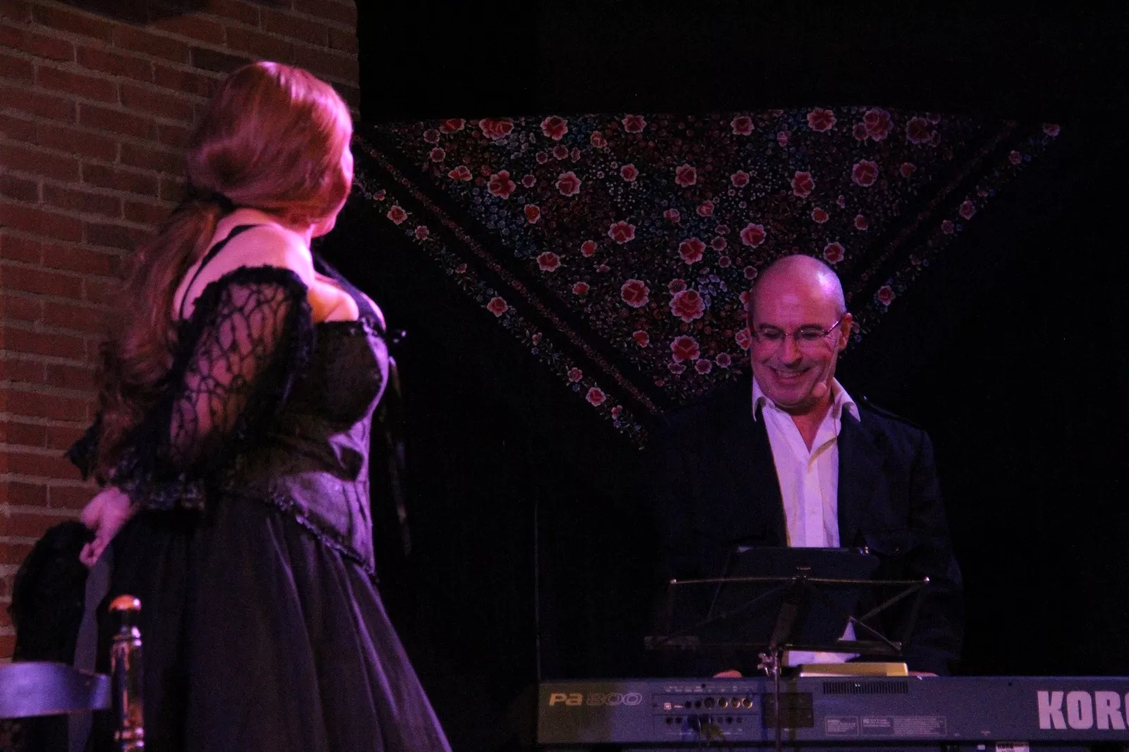 Actuación de Estrella Blanco, María Petri y Víctor Huedo en Robres. Foto Carlos Neofato