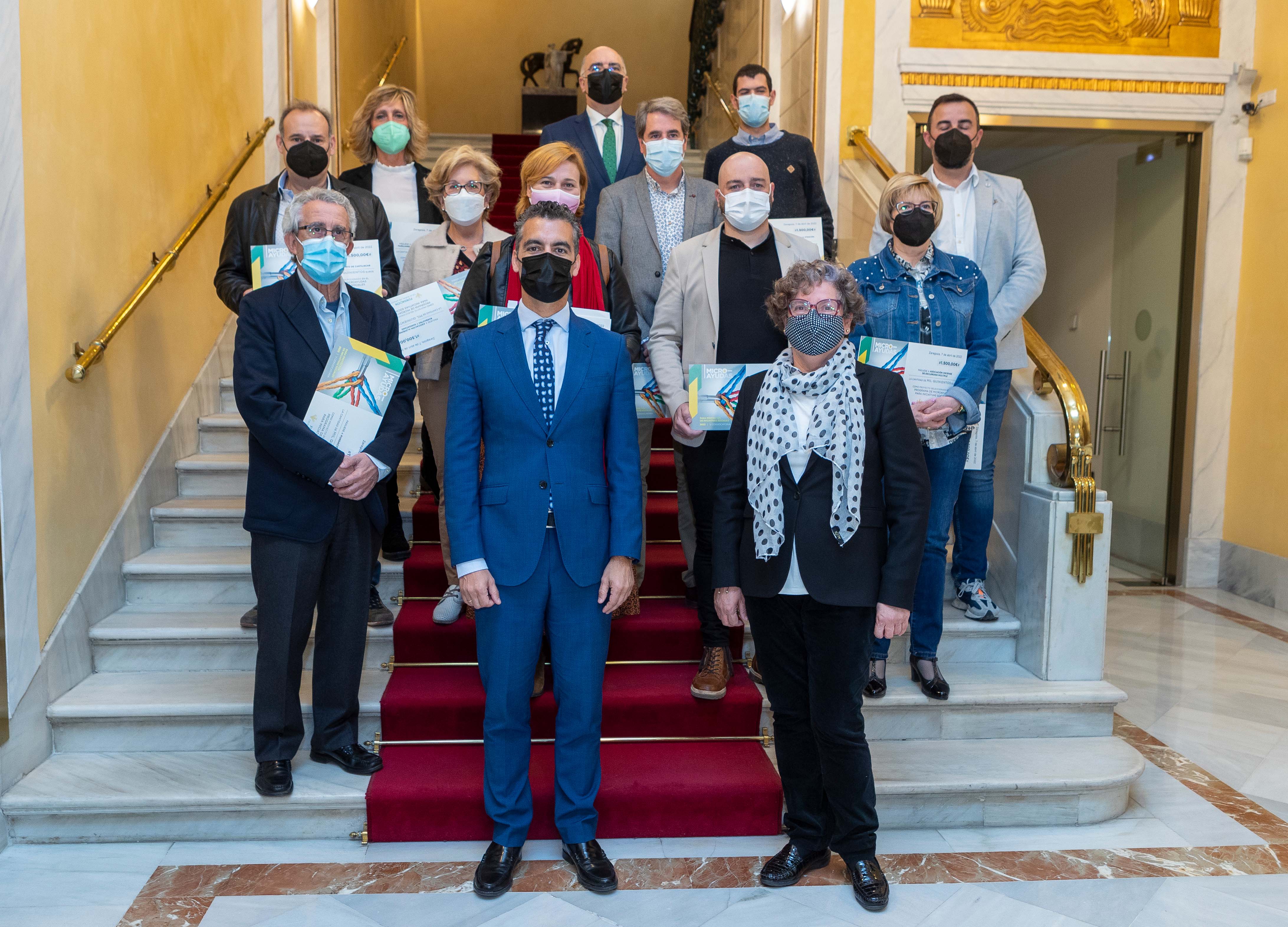 Luis Ignacio Lucas con las entidades beneficiarias de 2022 del programa de Microayudas de la Fundación Caja Rural de Aragón