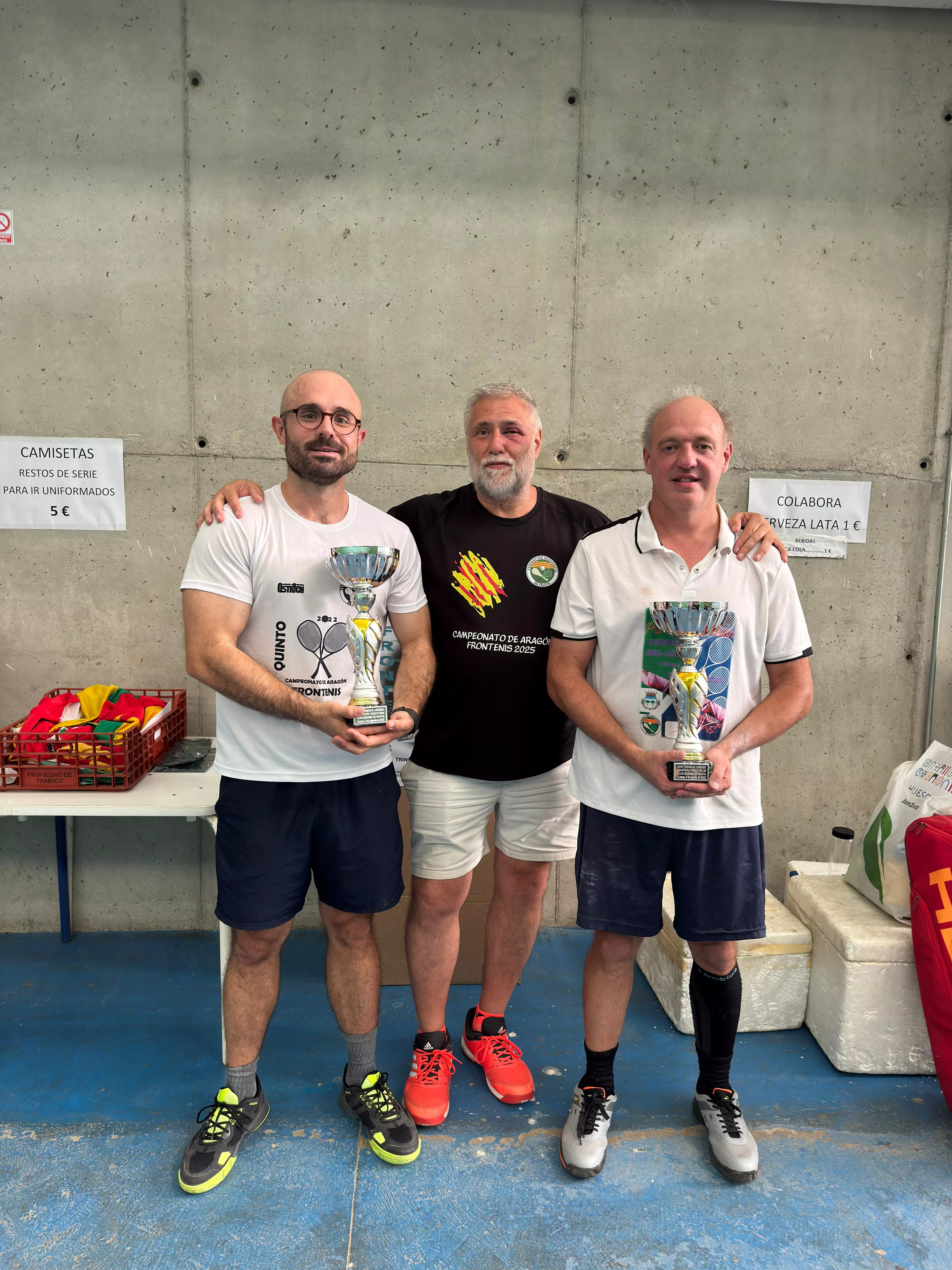Torneo San Lorenzo de Frontenis 2025. Los campeones, con Toño Escartín