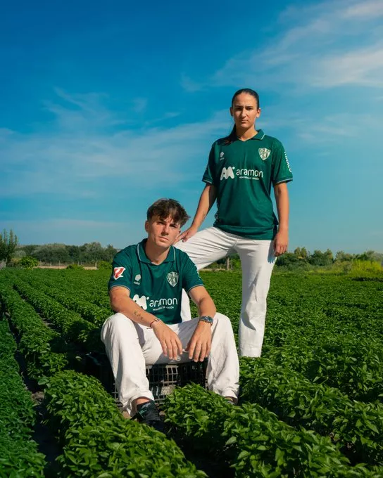 La tercera equipación del Huesca 25 26 (1)