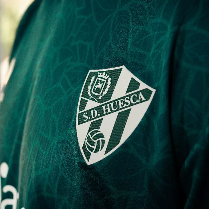 La tercera equipación del Huesca 25 26 (2)