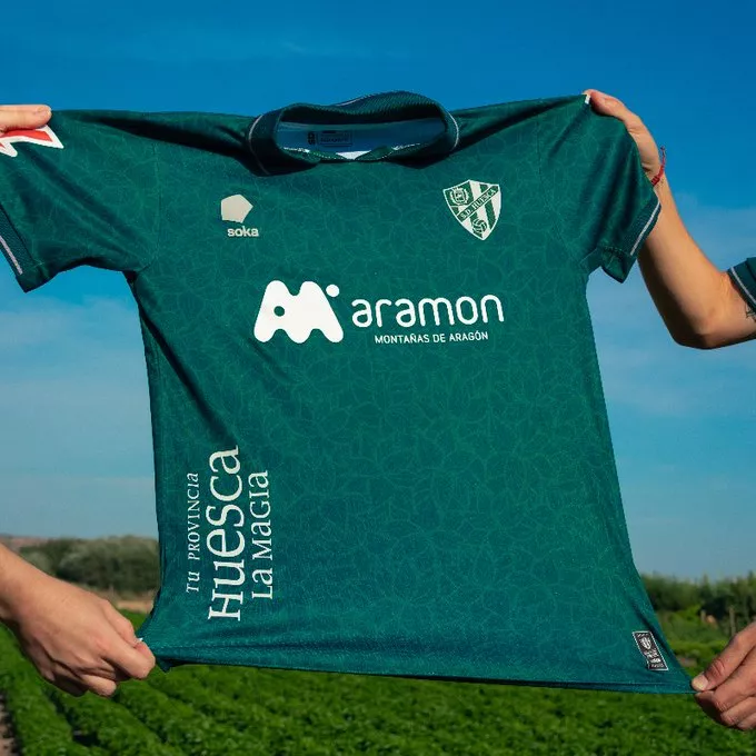 La tercera equipación del Huesca 25 26 (3)