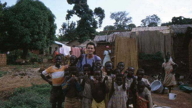 Junto a unos niños en el refugio de Kigoma