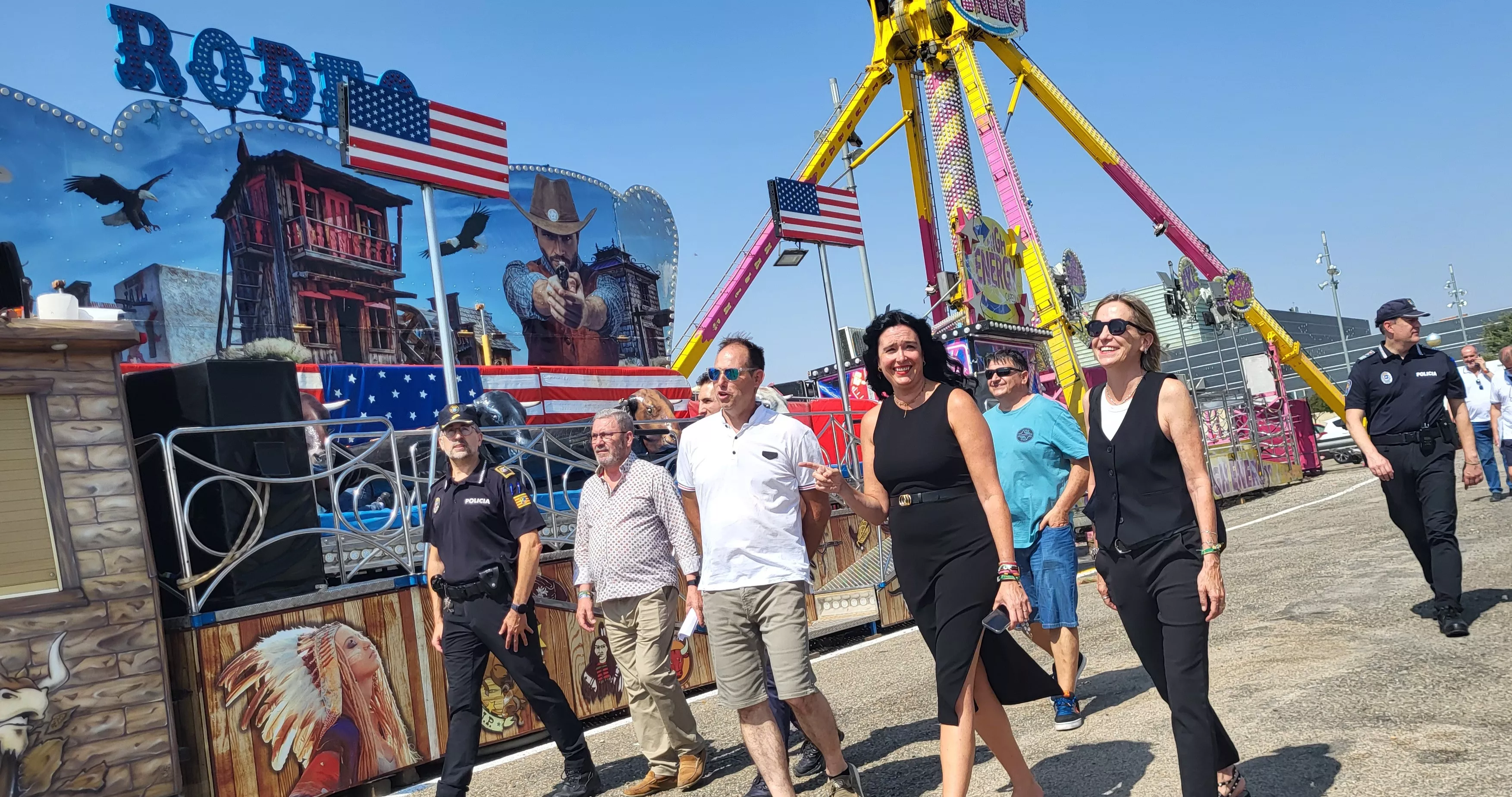 Visita al recinto ferial de la alcaldesa y concejales, con jefes de Policía Local, bomberos, servicios generales y el presidente de la Asociación de feriantes. Foto Mercedes Manterola 