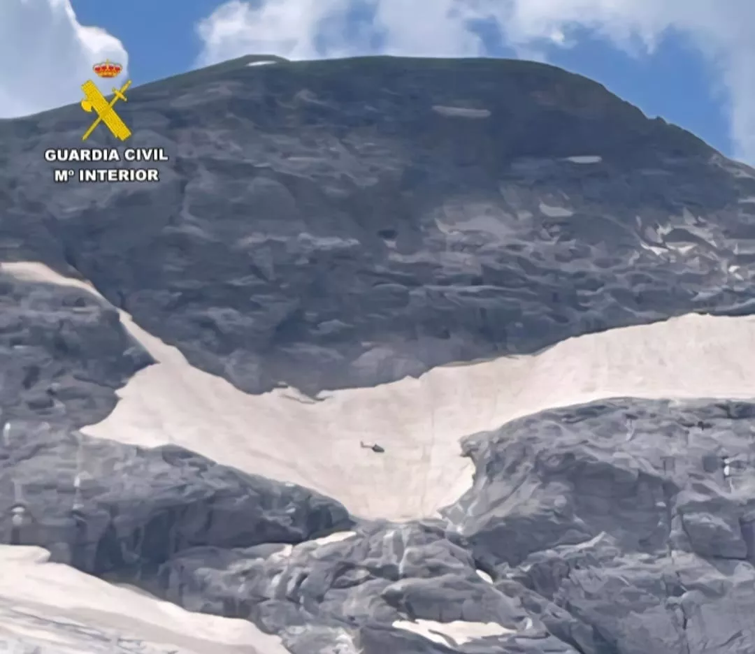 El helicóptero en la zona donde ha sido hallado el cuerpo del joven estadounidense.