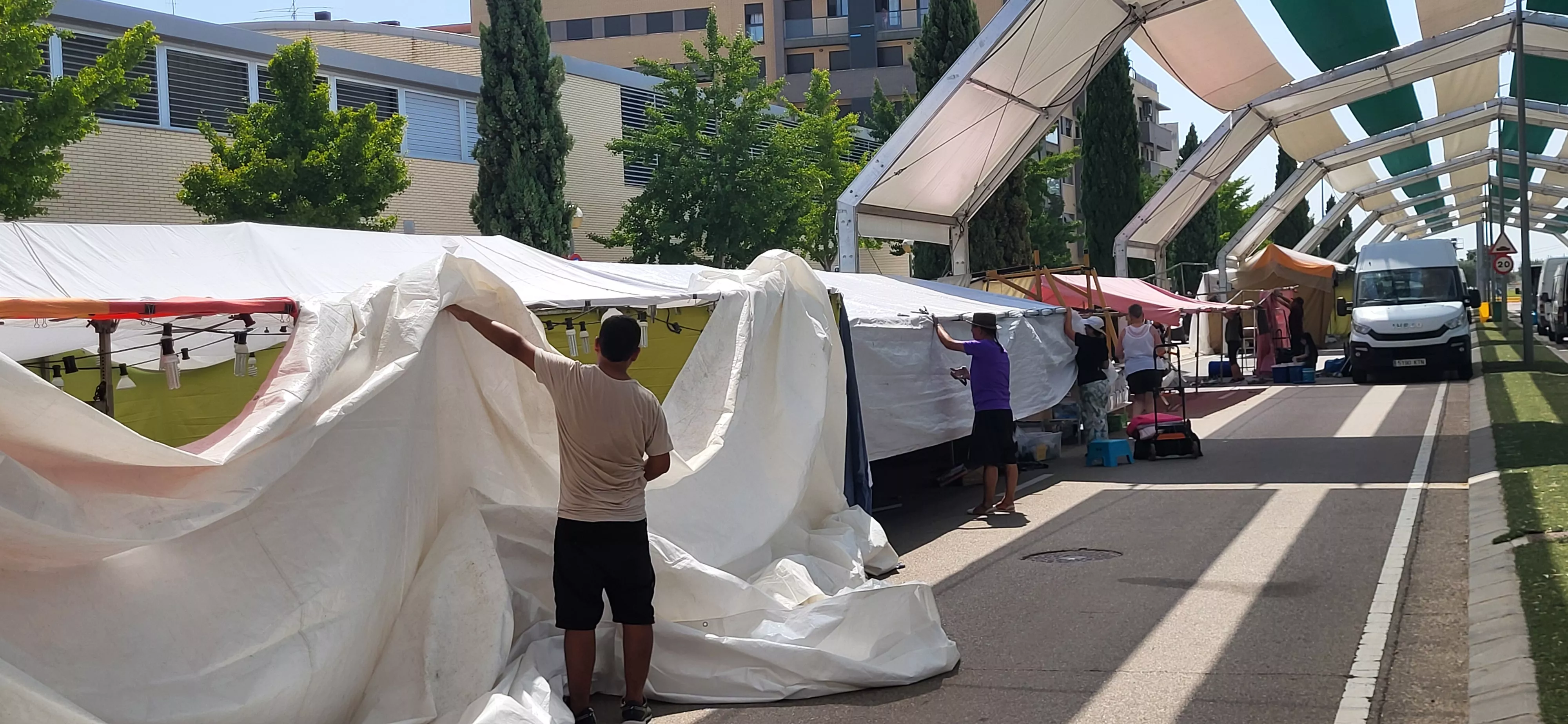 La avenida de los Monegros ultima los preparativos para su mercado festivo de San Lorenzo.