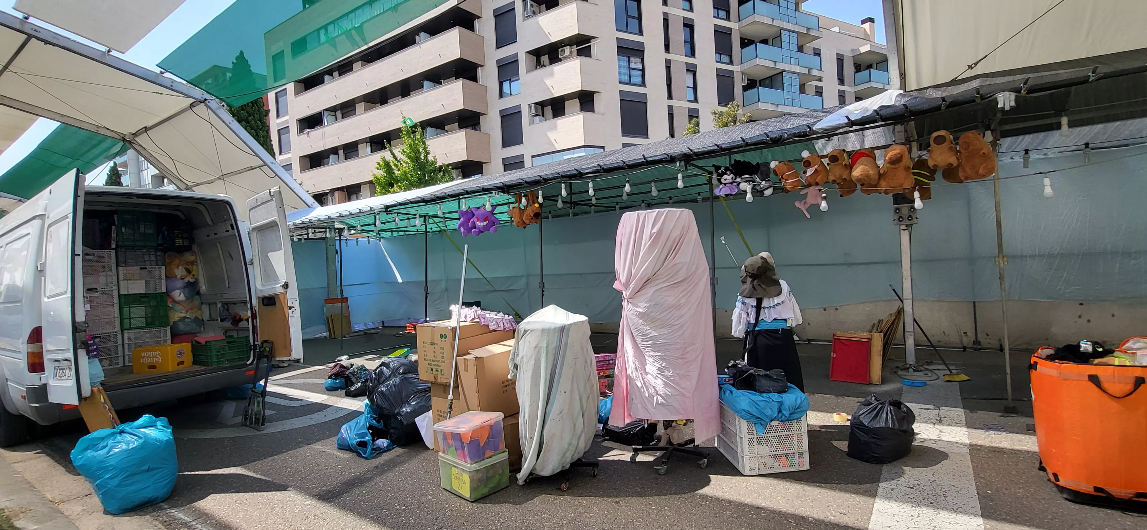 Bienvenidos Refugiados reclama un espacio digno para los vendedores ambulantes durante San Lorenzo.
