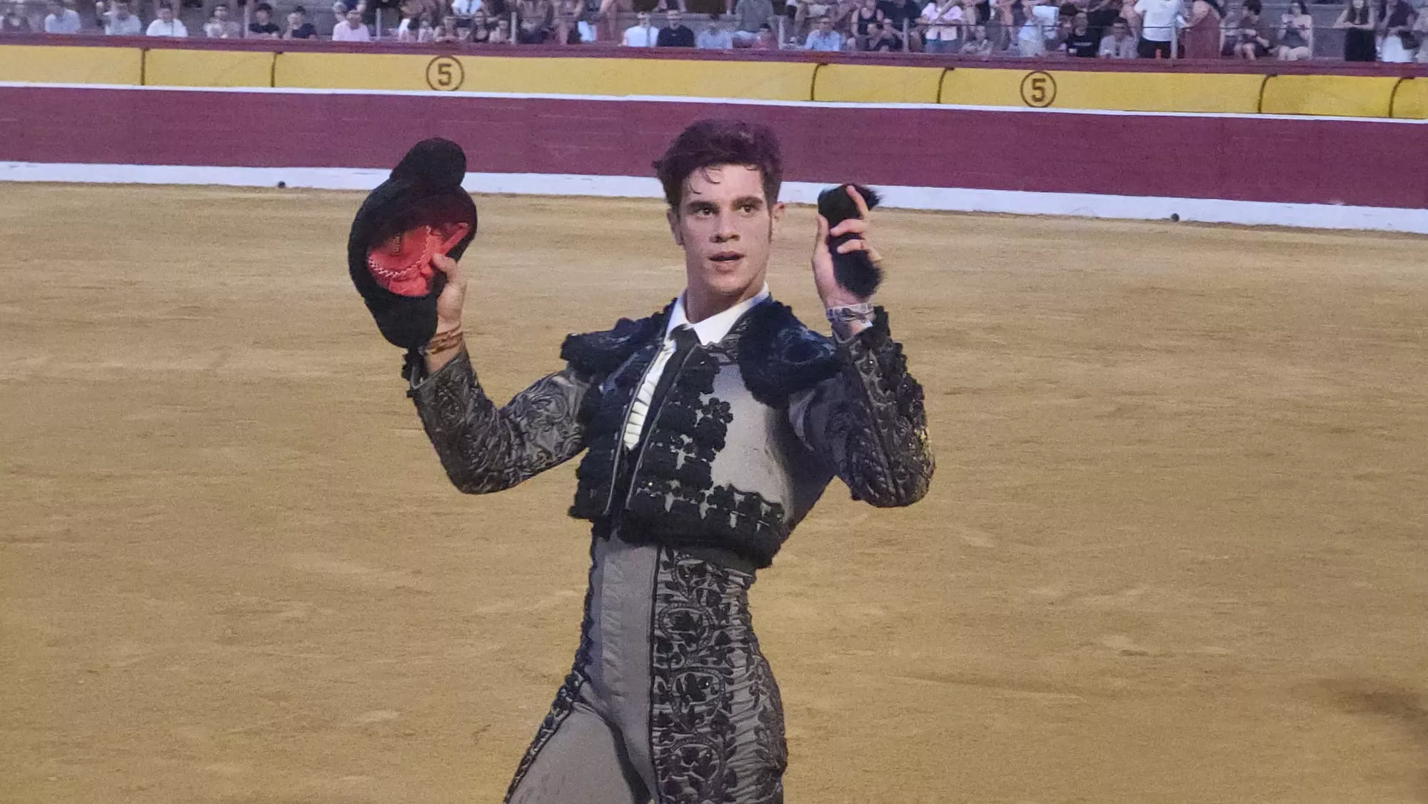 Asier Abadiano pasea una oreja en la novillada de Huesca. Foto: Adri Mora