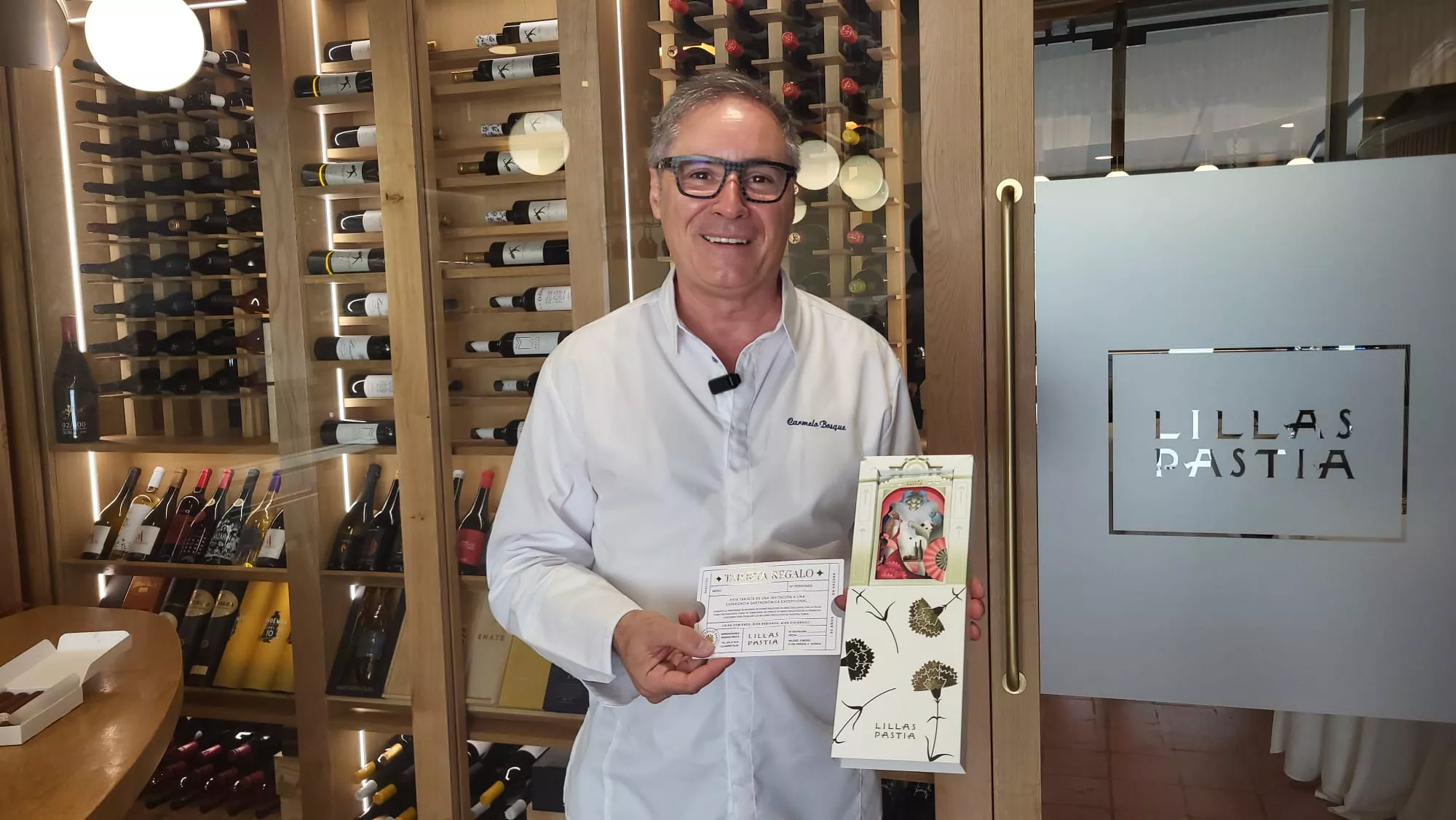 Carmelo Bosque, con su cajita regalo del 30 aniversario con 500 comidas para jóvenes