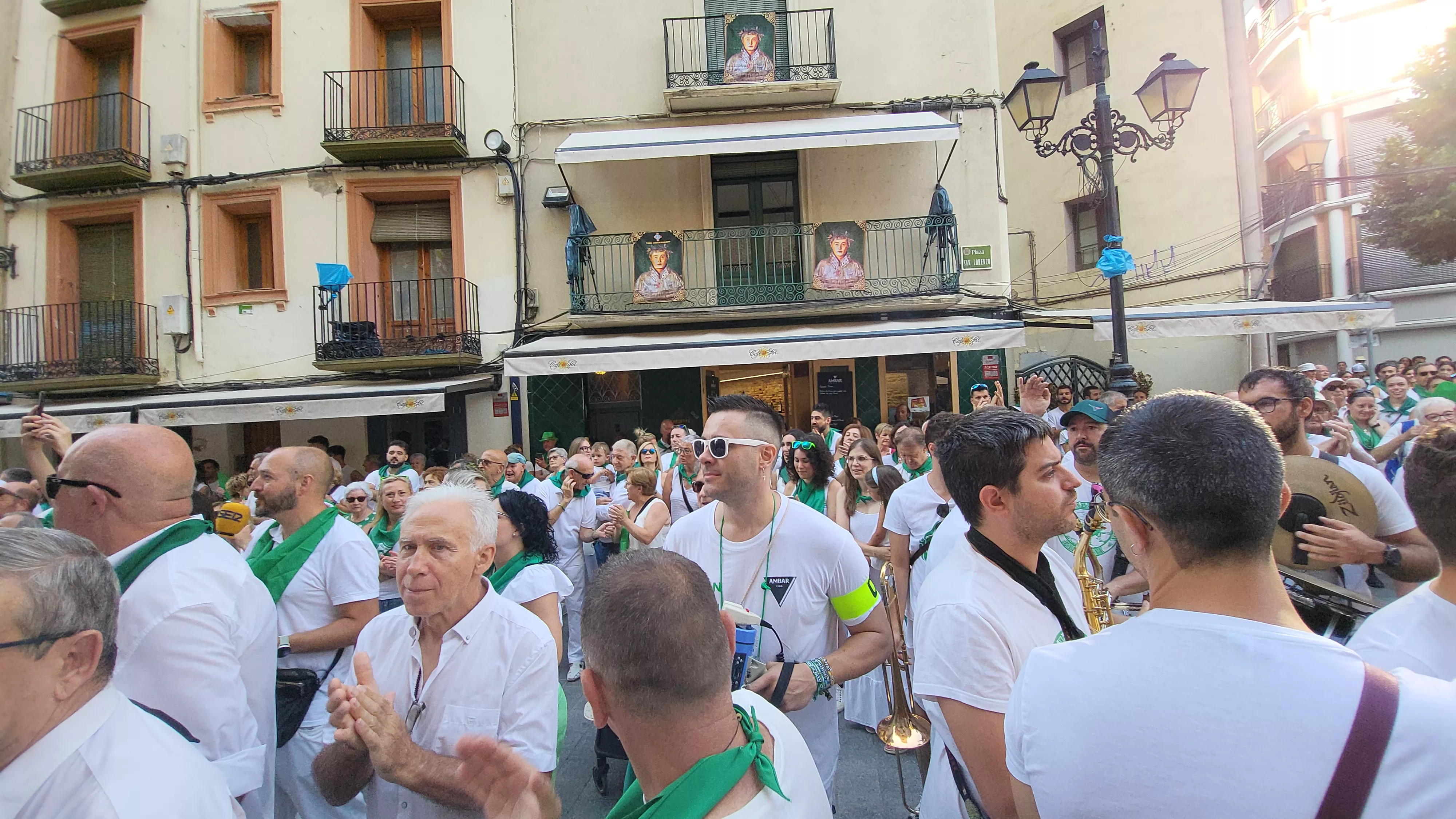 Alfonso Altemir con su hija María tras colocar al pañoleta al santo en la basílica de San Lorenzo.