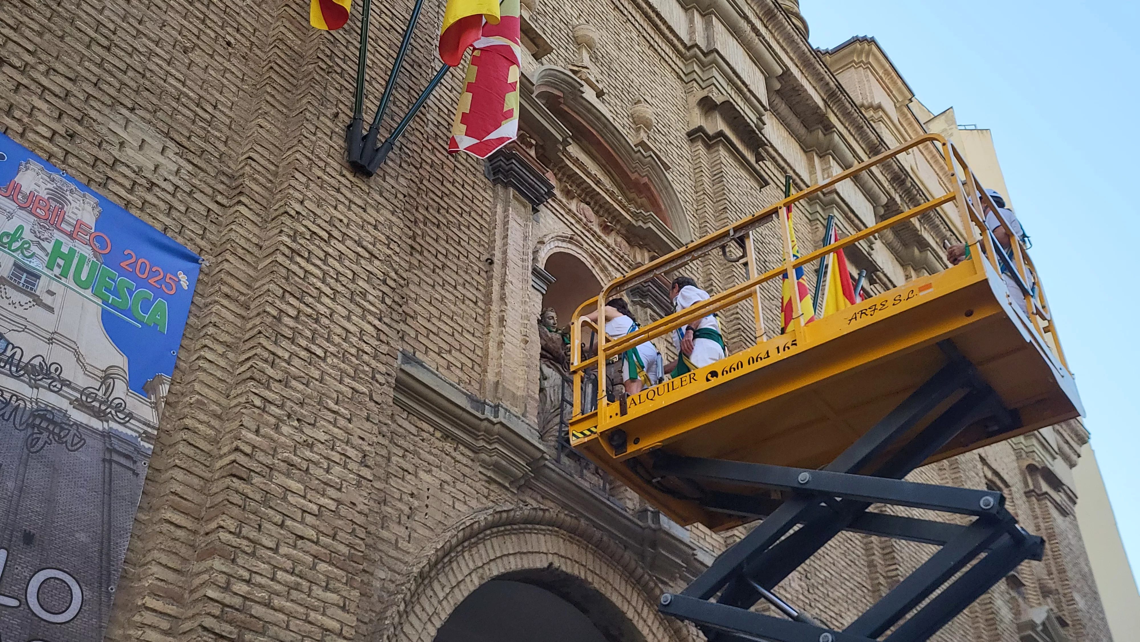 Alfonso Altemir con su hija María tras colocar al pañoleta al santo en la basílica de San Lorenzo.