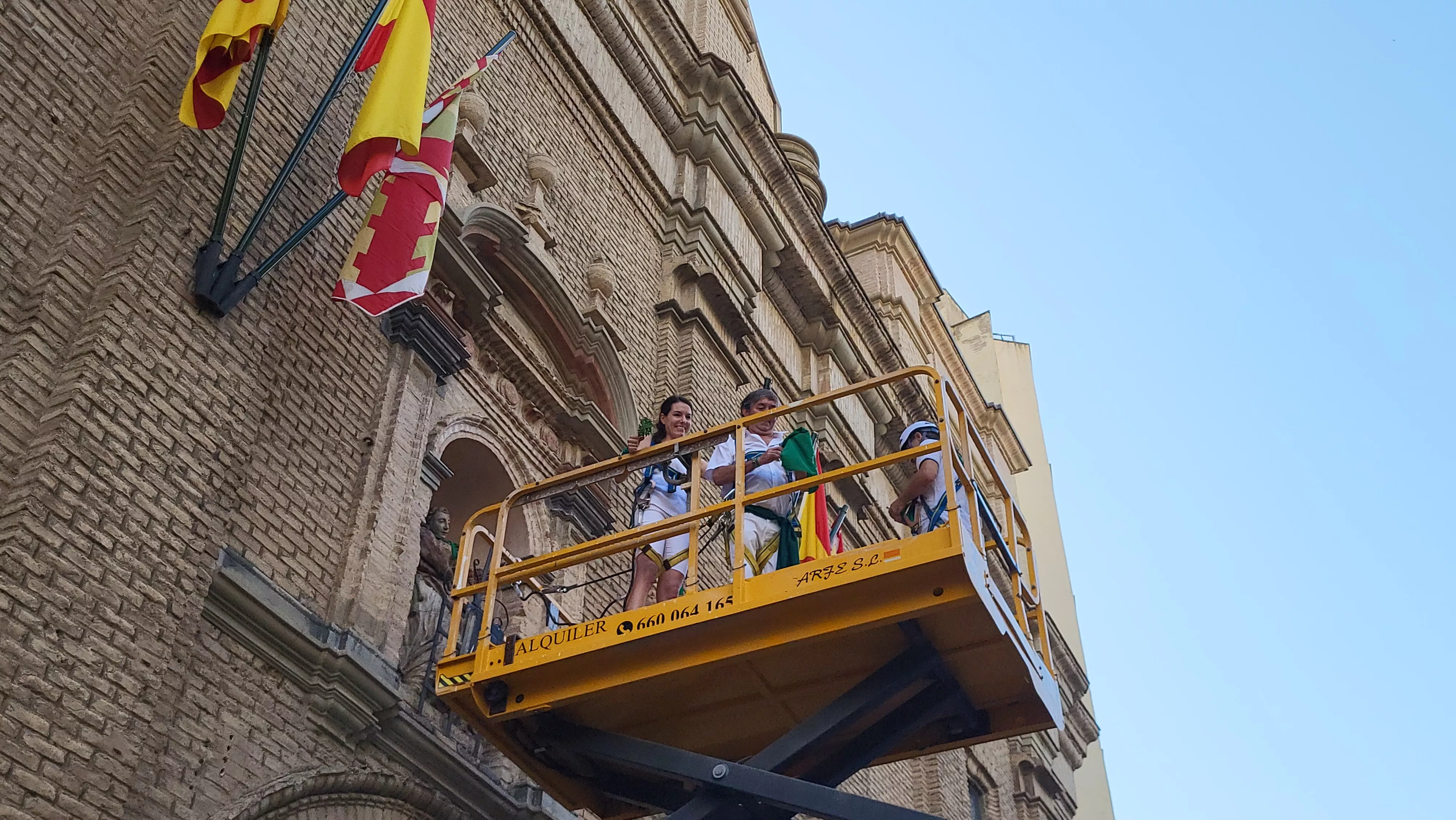 Alfonso Altemir con su hija María tras colocar al pañoleta al santo en la basílica de San Lorenzo.
