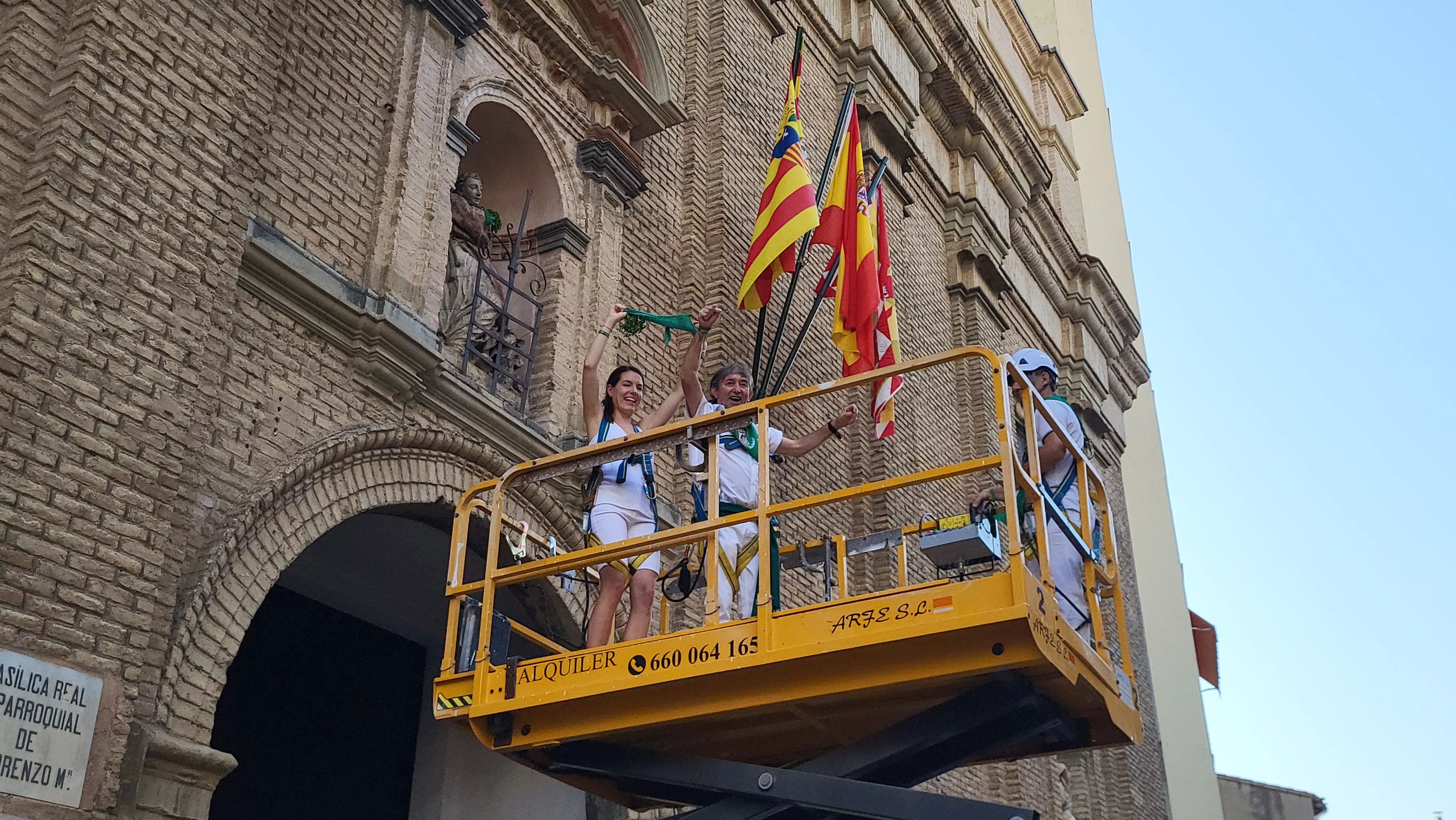 Alfonso Altemir con su hija María tras colocar al pañoleta al santo en la basílica de San Lorenzo.