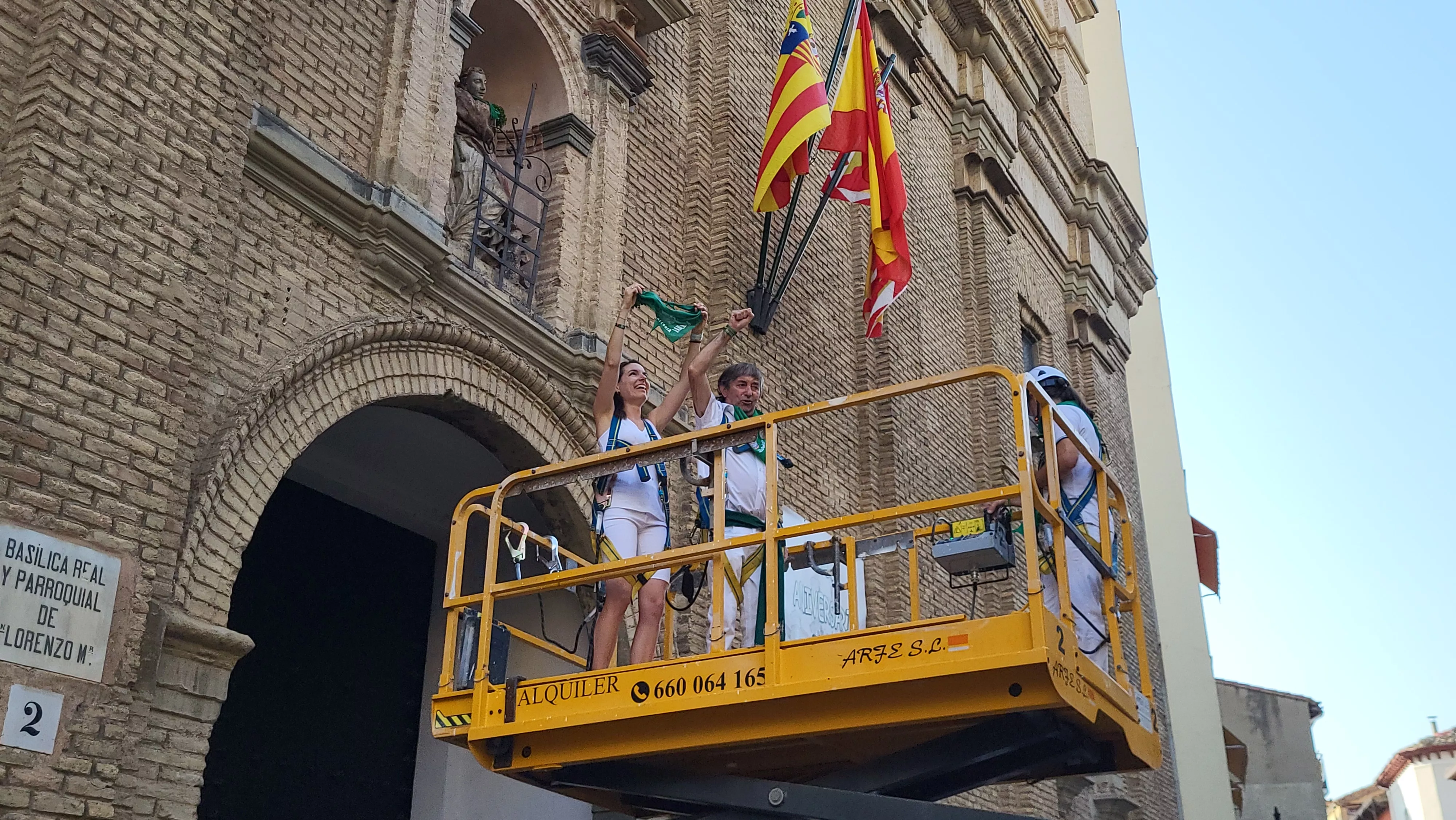 Alfonso Altemir con su hija María tras colocar al pañoleta al santo en la basílica de San Lorenzo.