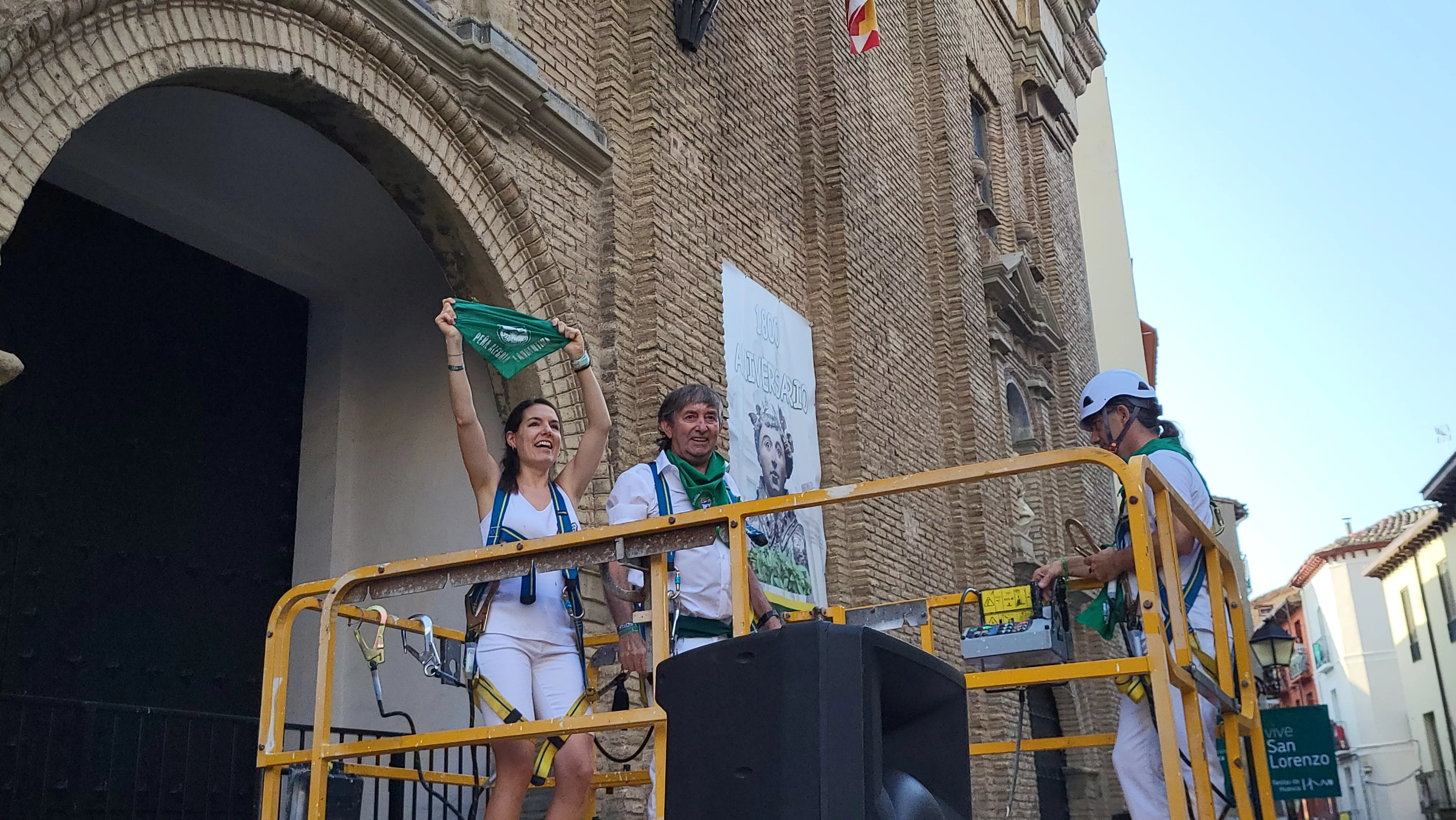 Alfonso Altemir con su hija María tras colocar al pañoleta al santo en la basílica de San Lorenzo.