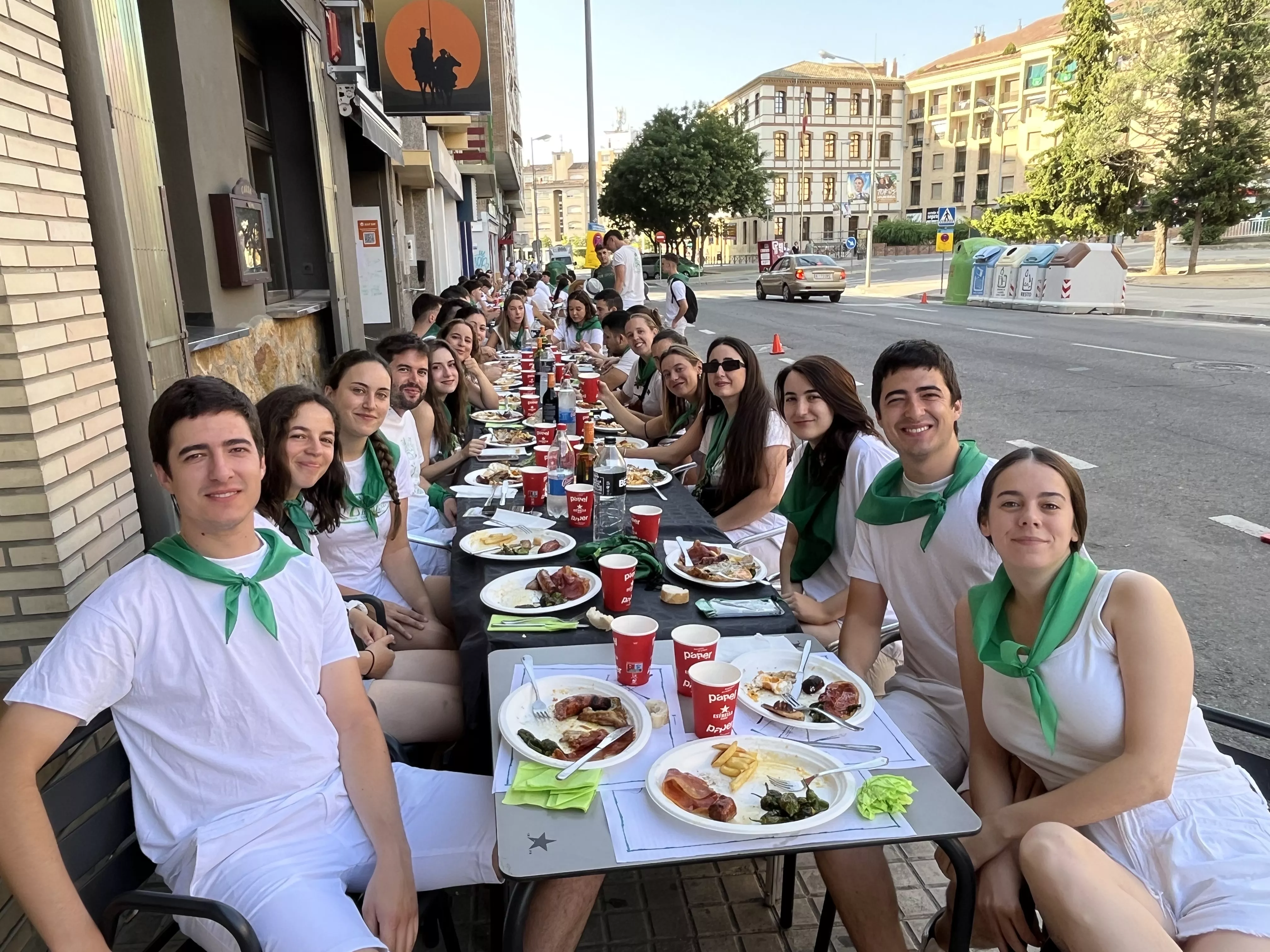 Almuerzos en las inmediaciones de la plaza de toros.