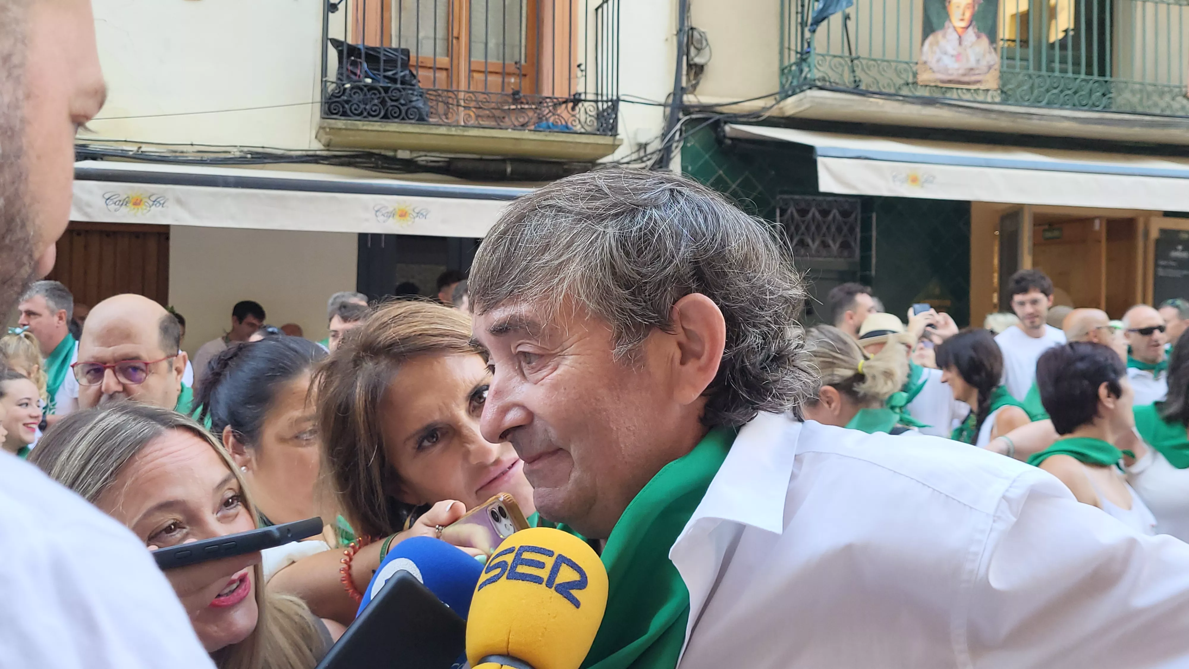Alfonso Altemir con su hija María tras colocar al pañoleta al santo en la basílica de San Lorenzo.