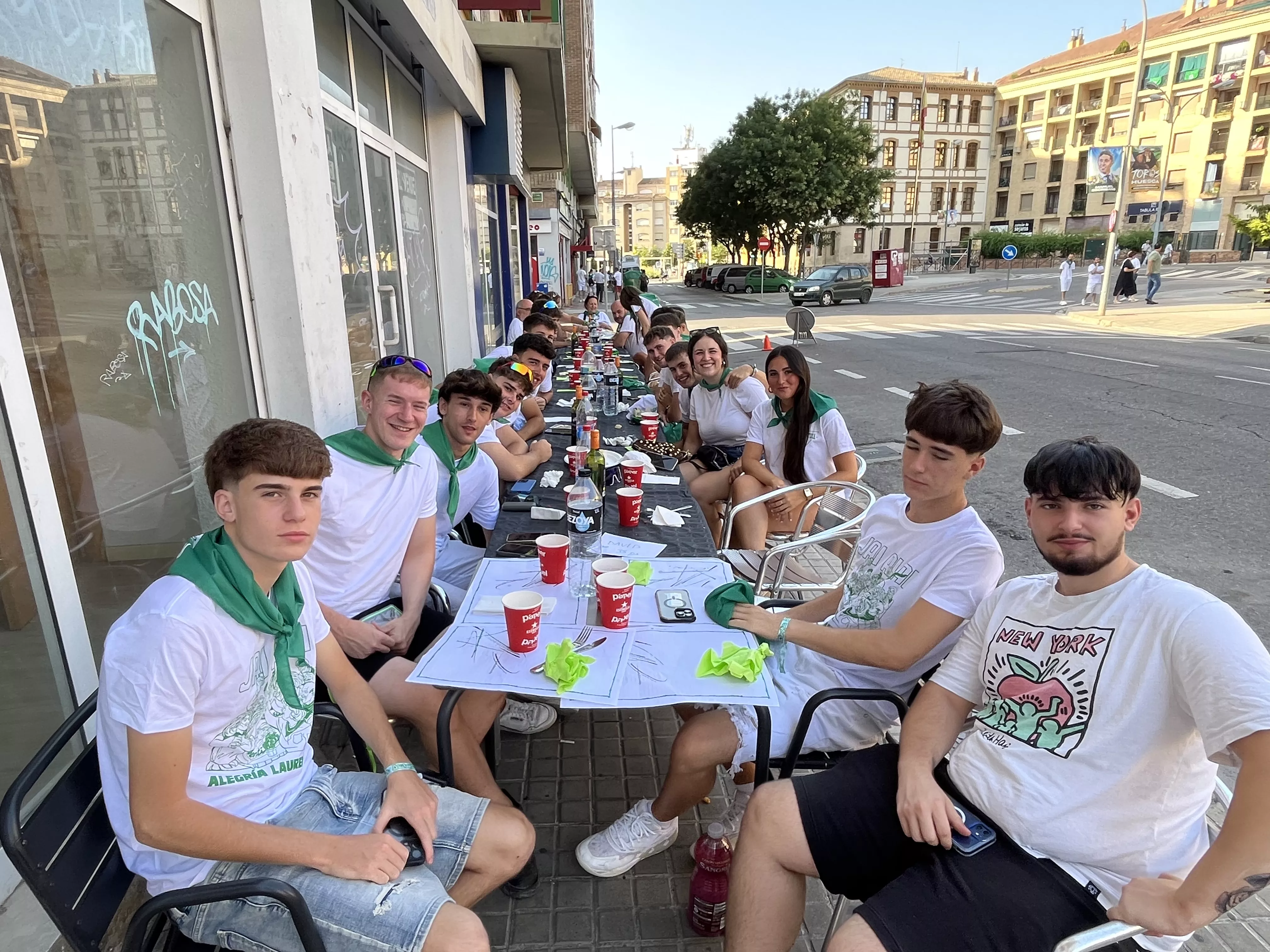 Almuerzos en las inmediaciones de la plaza de toros.