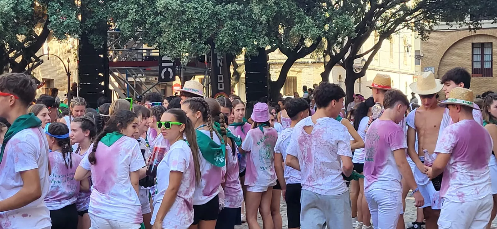 Prolegómenos de San Lorenzo con la Plaza de la Catedral llenándose