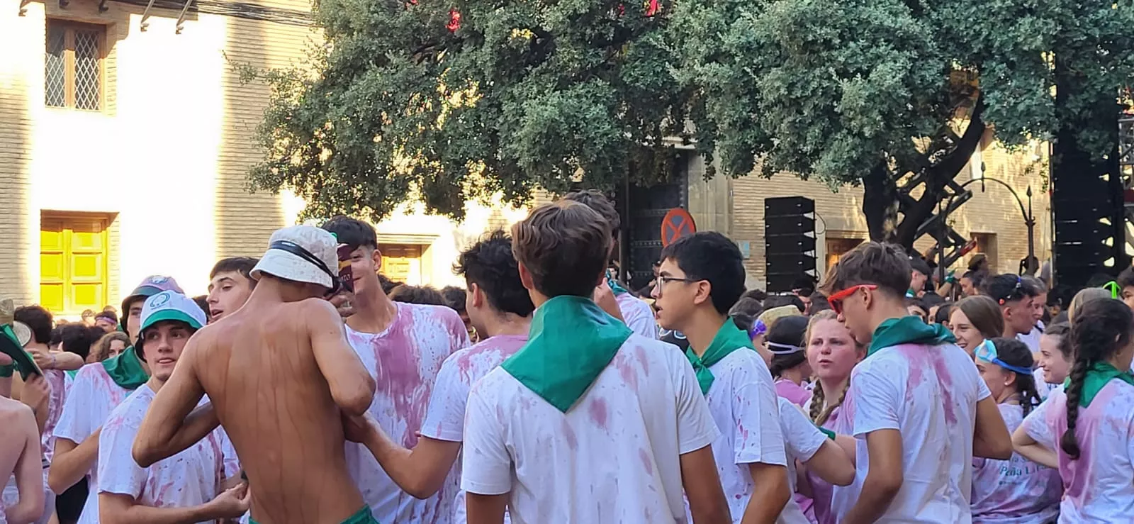 Prolegómenos de San Lorenzo con la Plaza de la Catedral llenándose