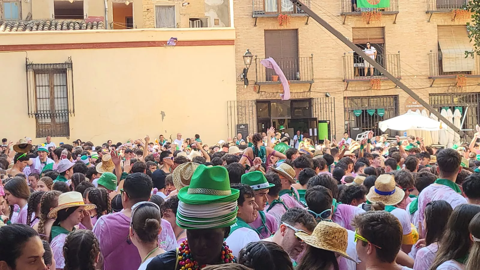 Prolegómenos de San Lorenzo con la Plaza de la Catedral llenándose