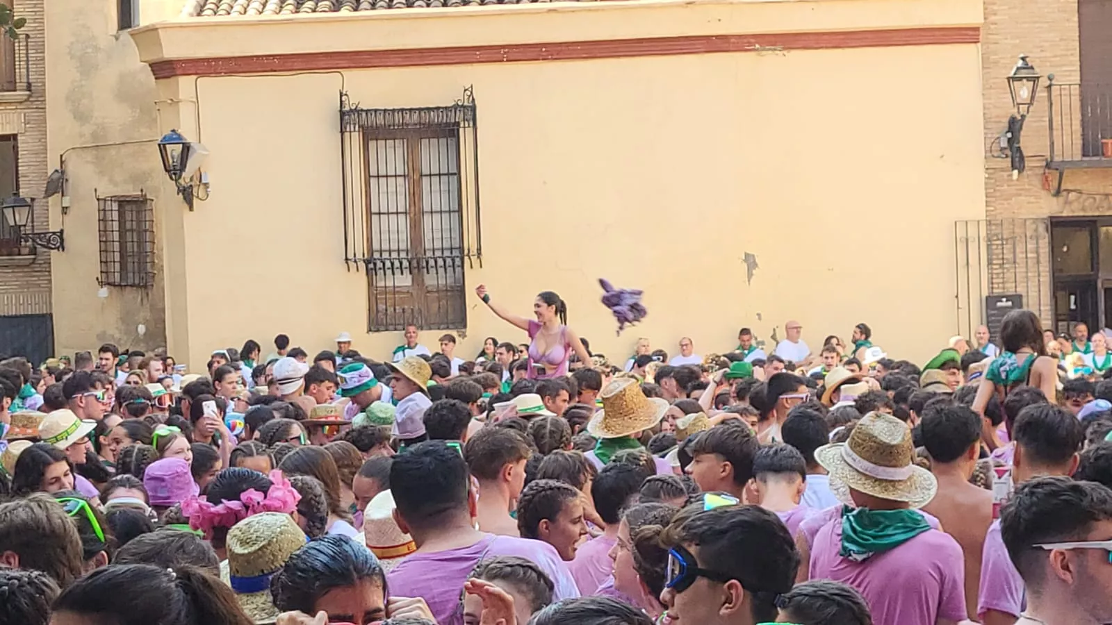 Prolegómenos de San Lorenzo con la Plaza de la Catedral llenándose