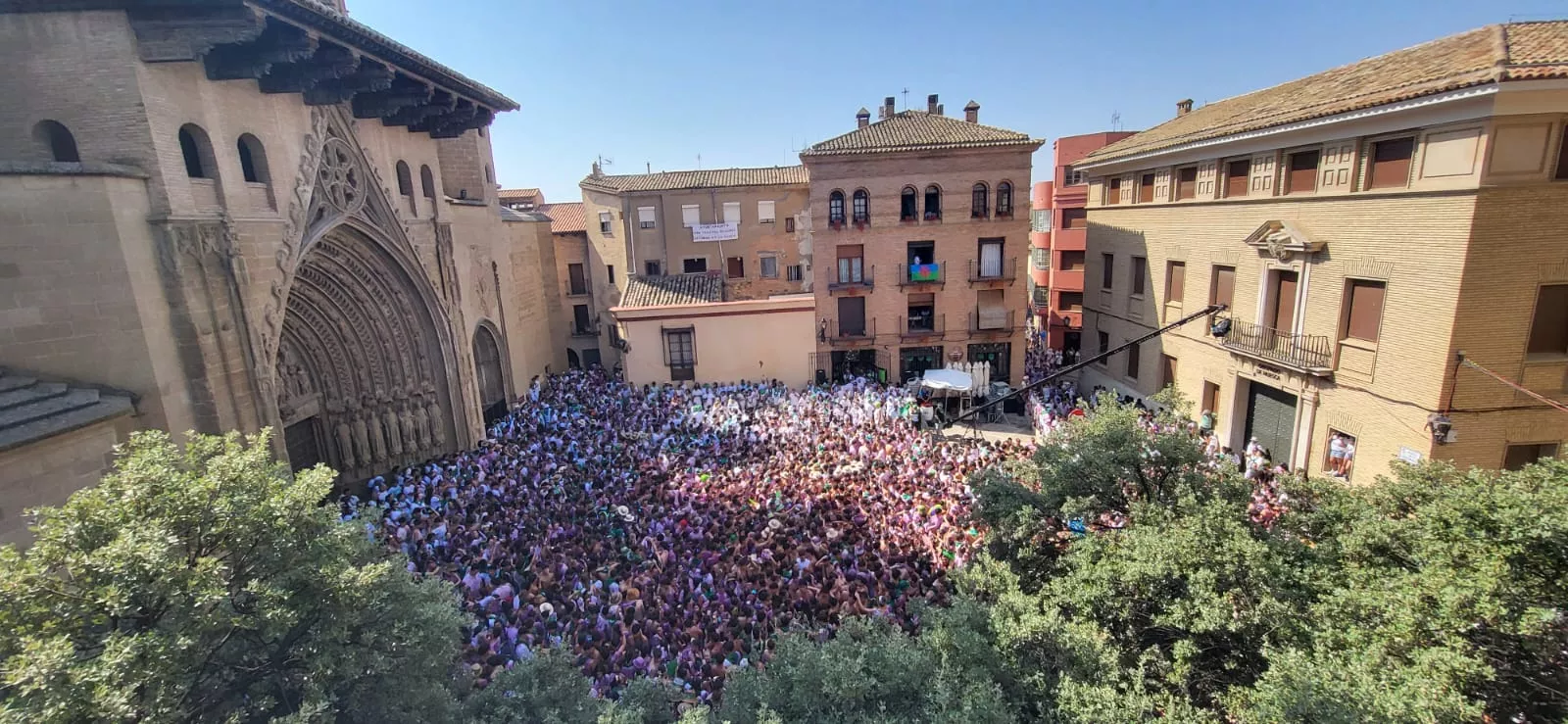 Prolegómenos de San Lorenzo con la Plaza de la Catedral llenándose